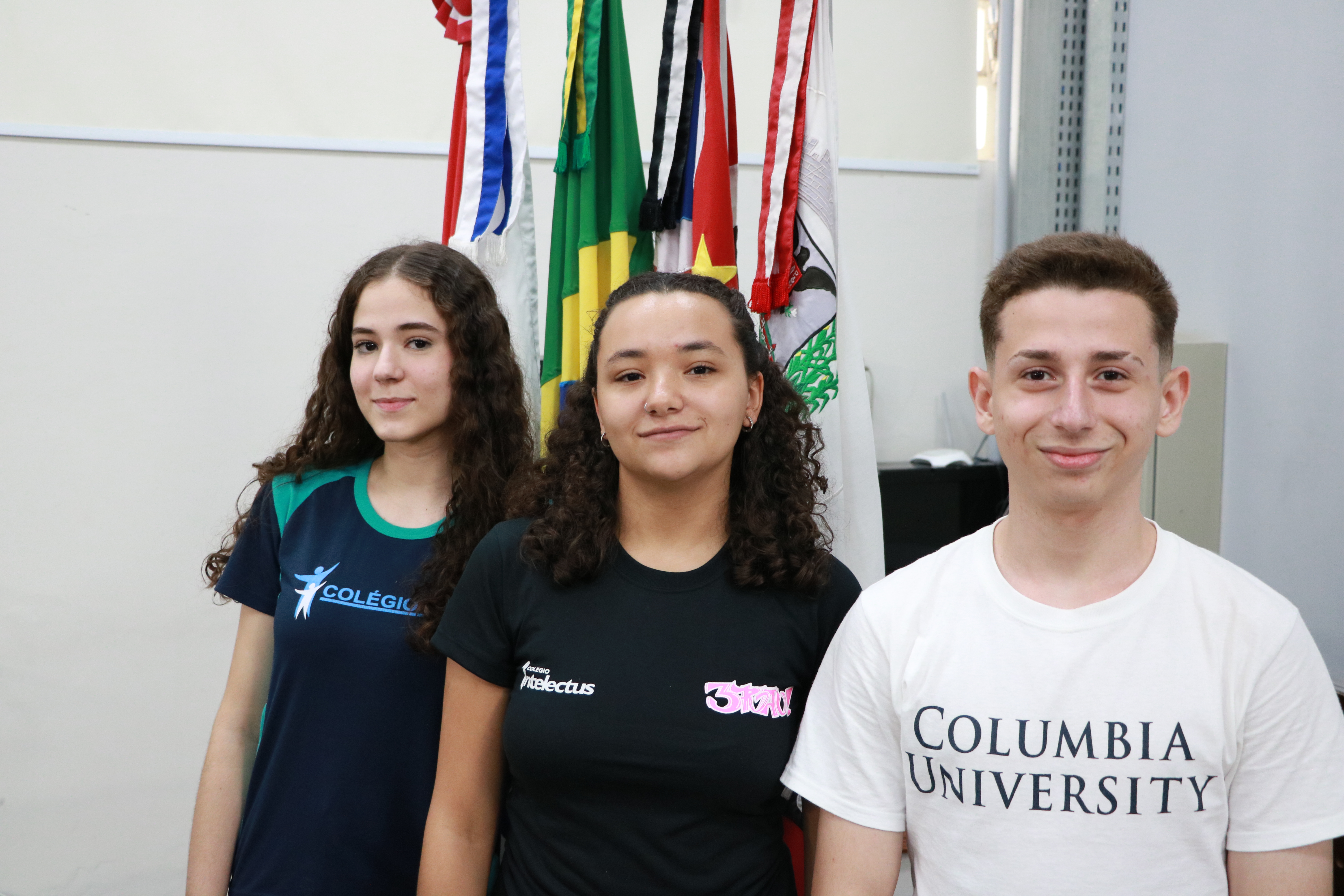 Lívia Yassine (secretária), Anna Laura Praxedes (presidente) e Fábio Camusi (vice) compõem a mesa diretora da Câmara Jovem