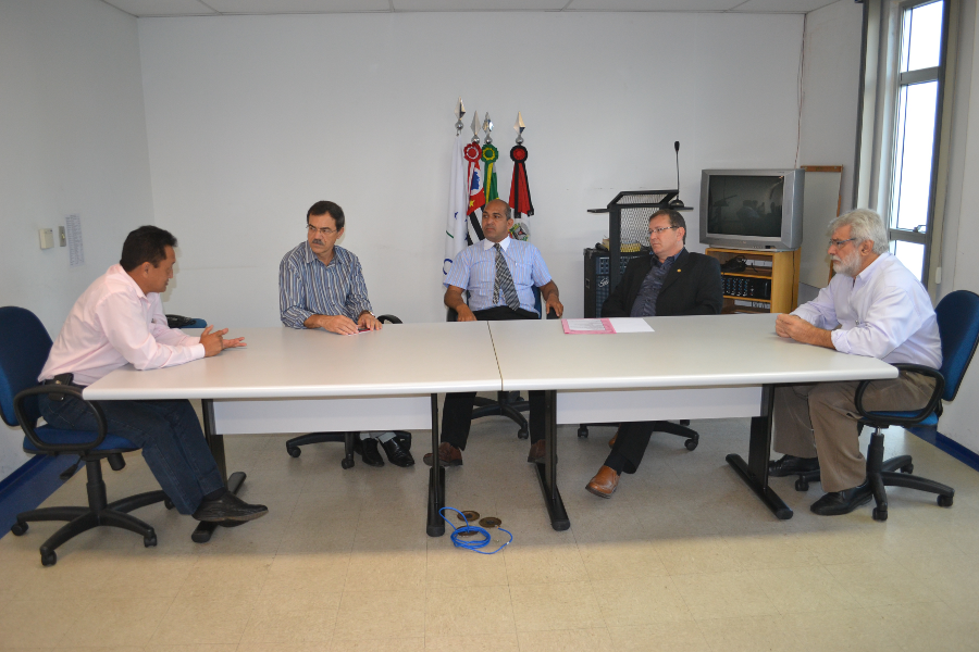 CEV em reunião os vereadores sargento Ohno, Pedro Roberto, Carlão do JC, Nilson Silva e Marco Rillo (Foto: Suelen Tavares)