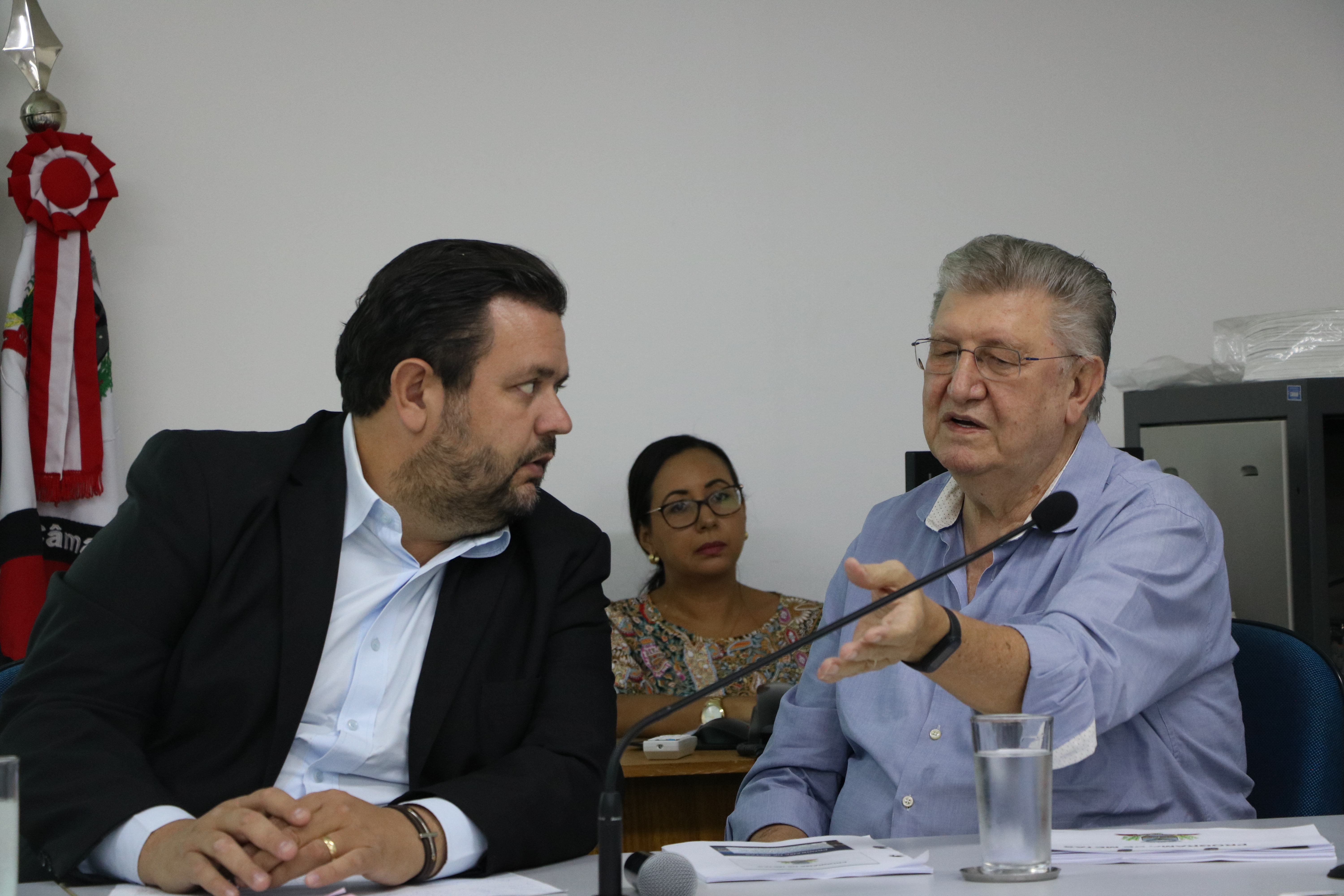 Vereador Anderson Branco e secretário de Planejamento Orlando Bolçone em apresentação da Lei de Diretrizes Orçamentárias (LDO) para 2024