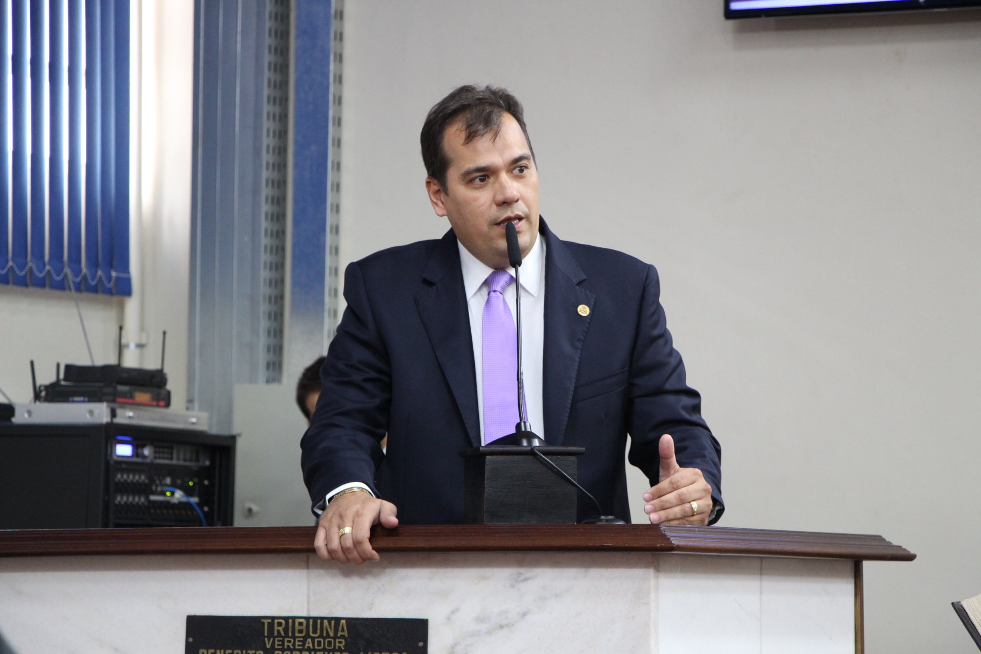 Discussões de duas propostas foram adiadas