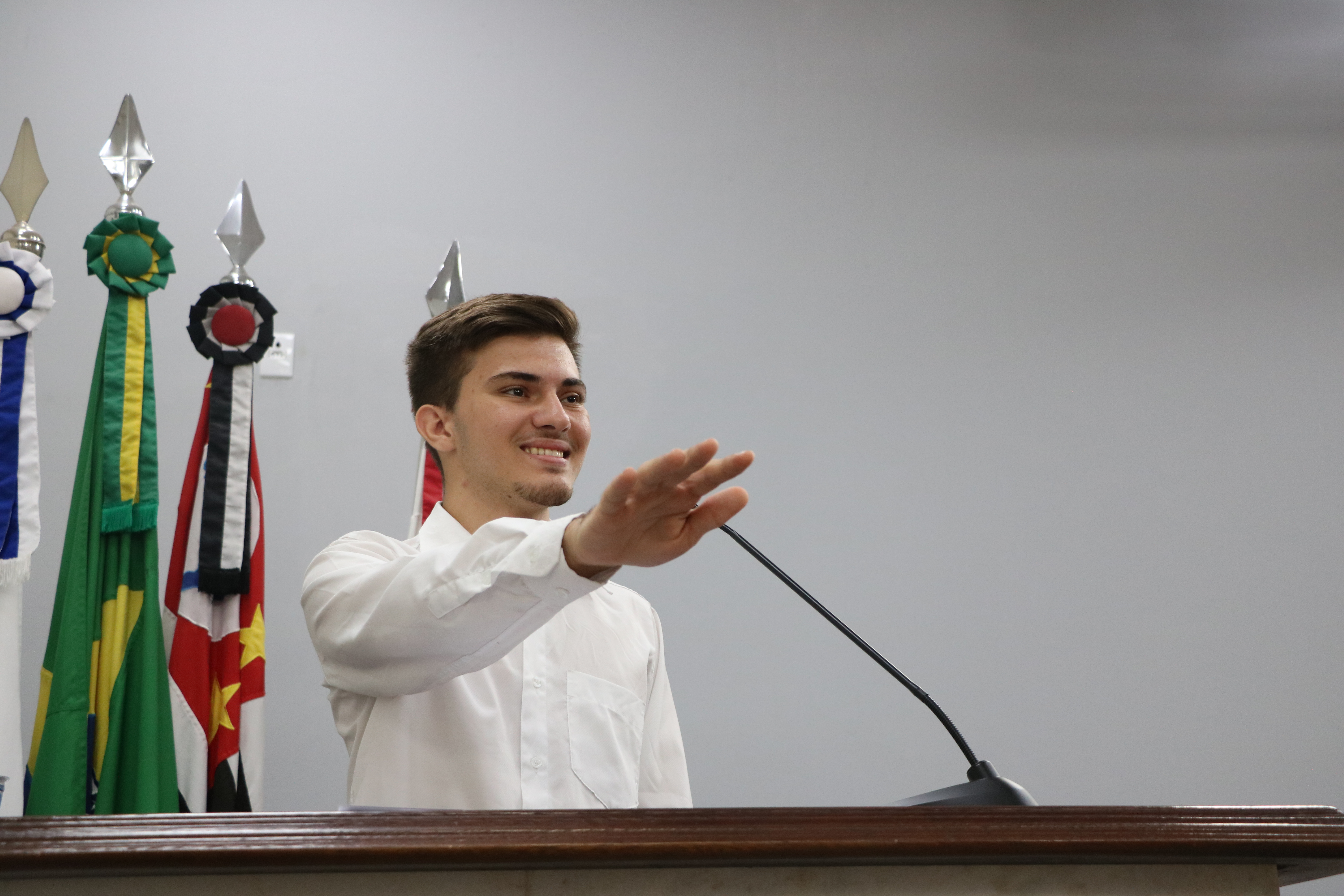 Bryan Vilela, mais velho dos vereadores jovens, fez o juramento