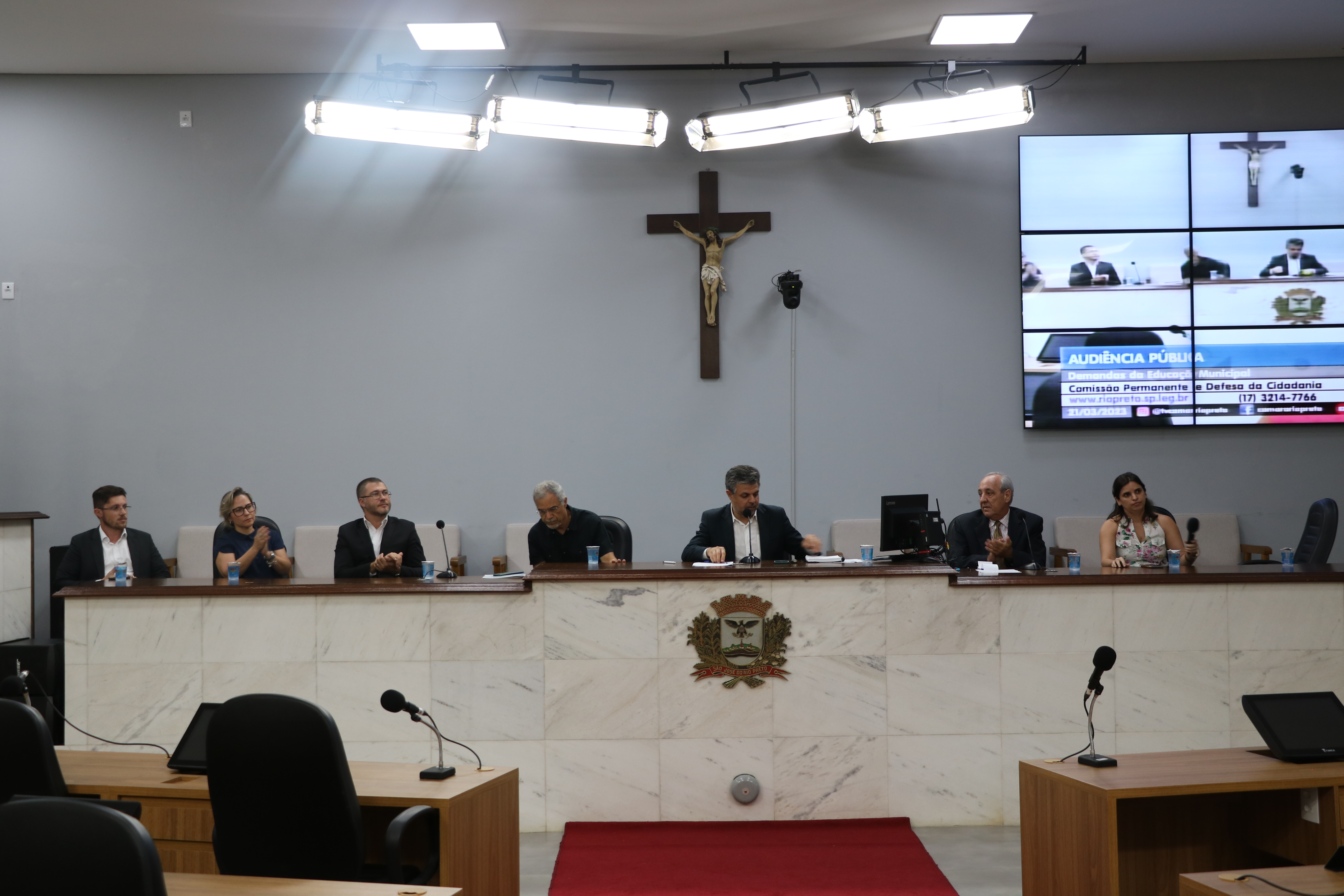 Mesmo sem a presença da secretária, autoridades, pais e professores falaram sobre precariedade da educação municipal