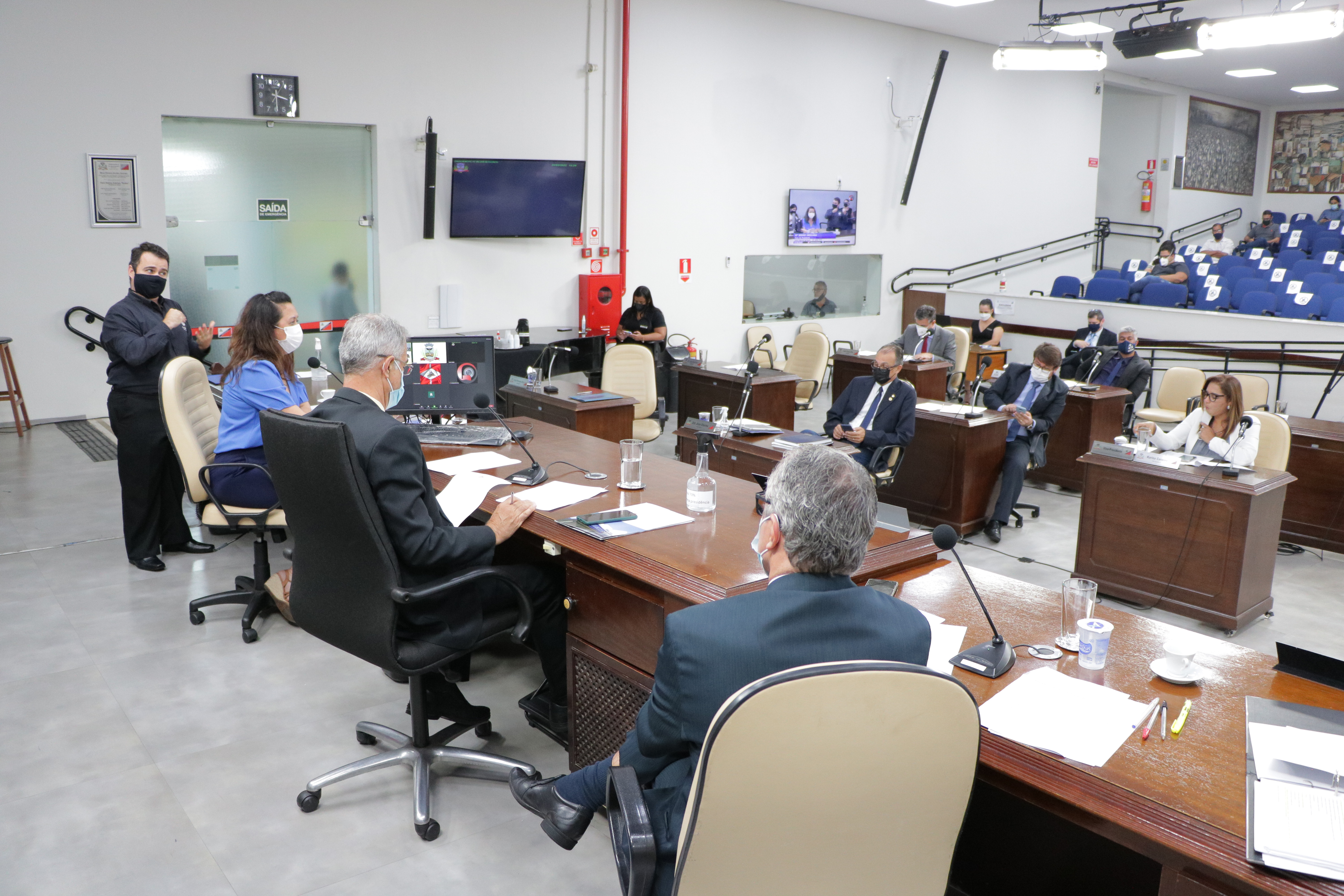 Fabiana Zanquetta foi chamada para esclarecer dúvidas e questionamentos de vereadores