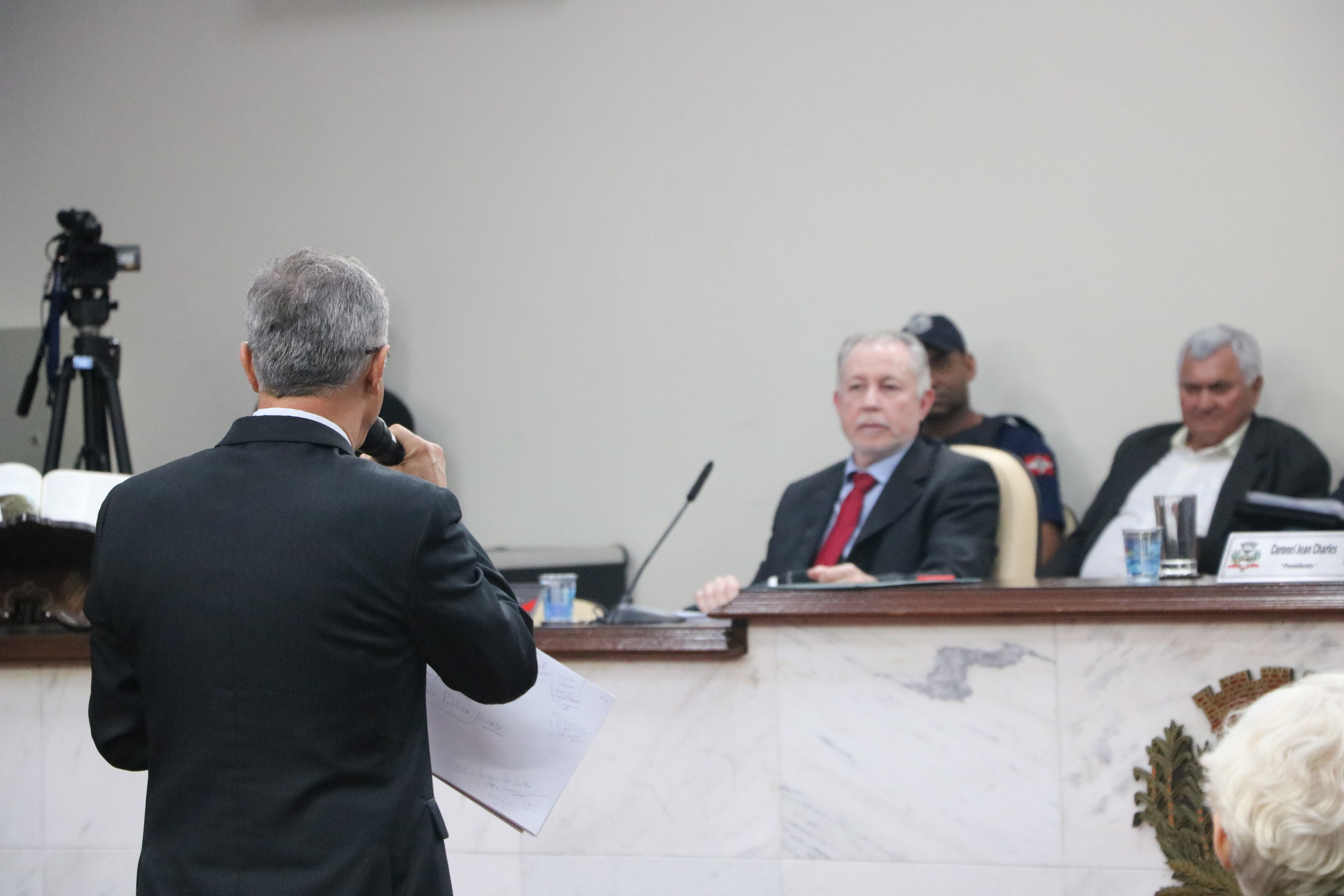 Marcos Apóstolo responde perguntas dos vereadores durante sessão