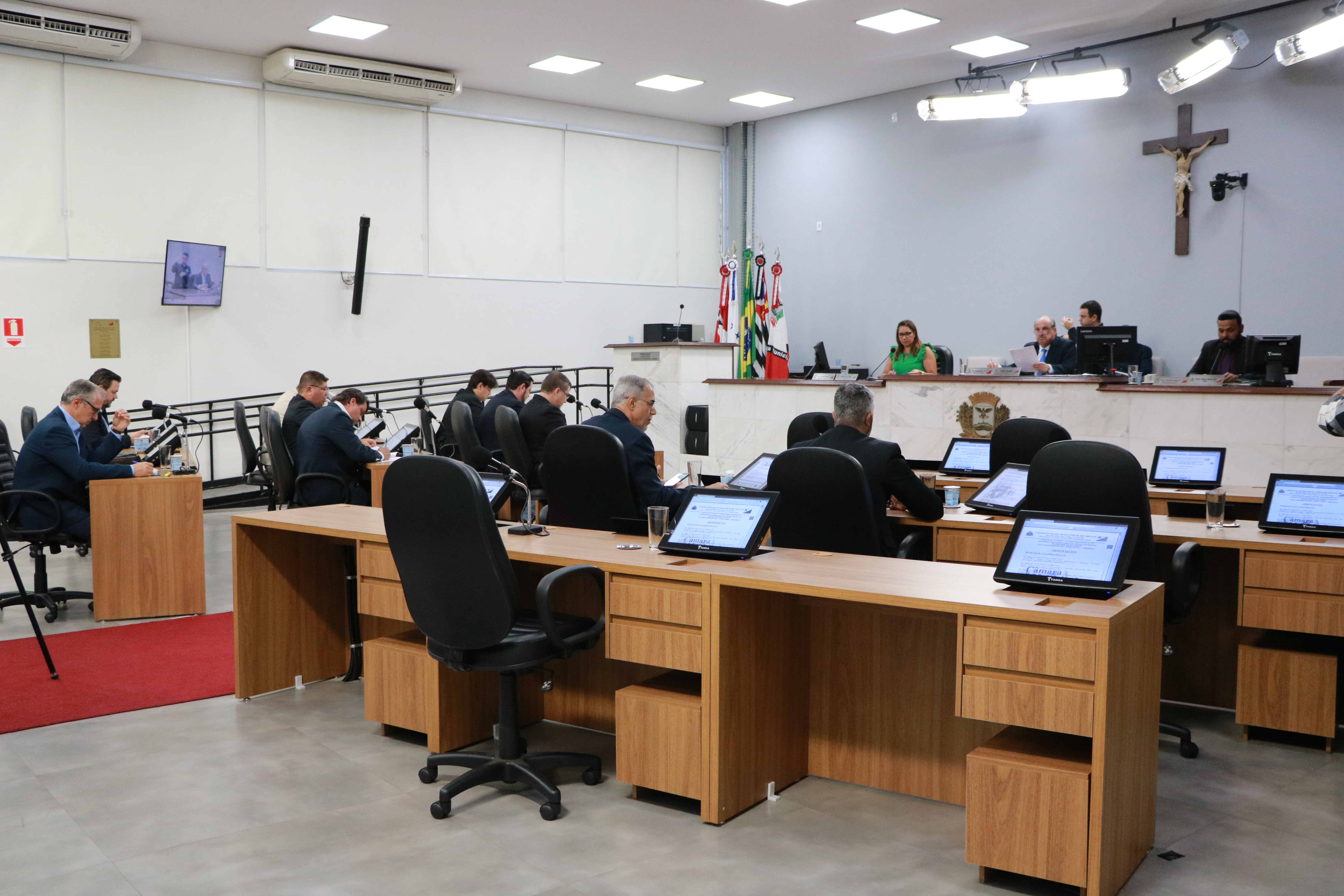 Vereadores aprovaram a criação de cargos na administração pública e alteração do Regimento Interno da Casa