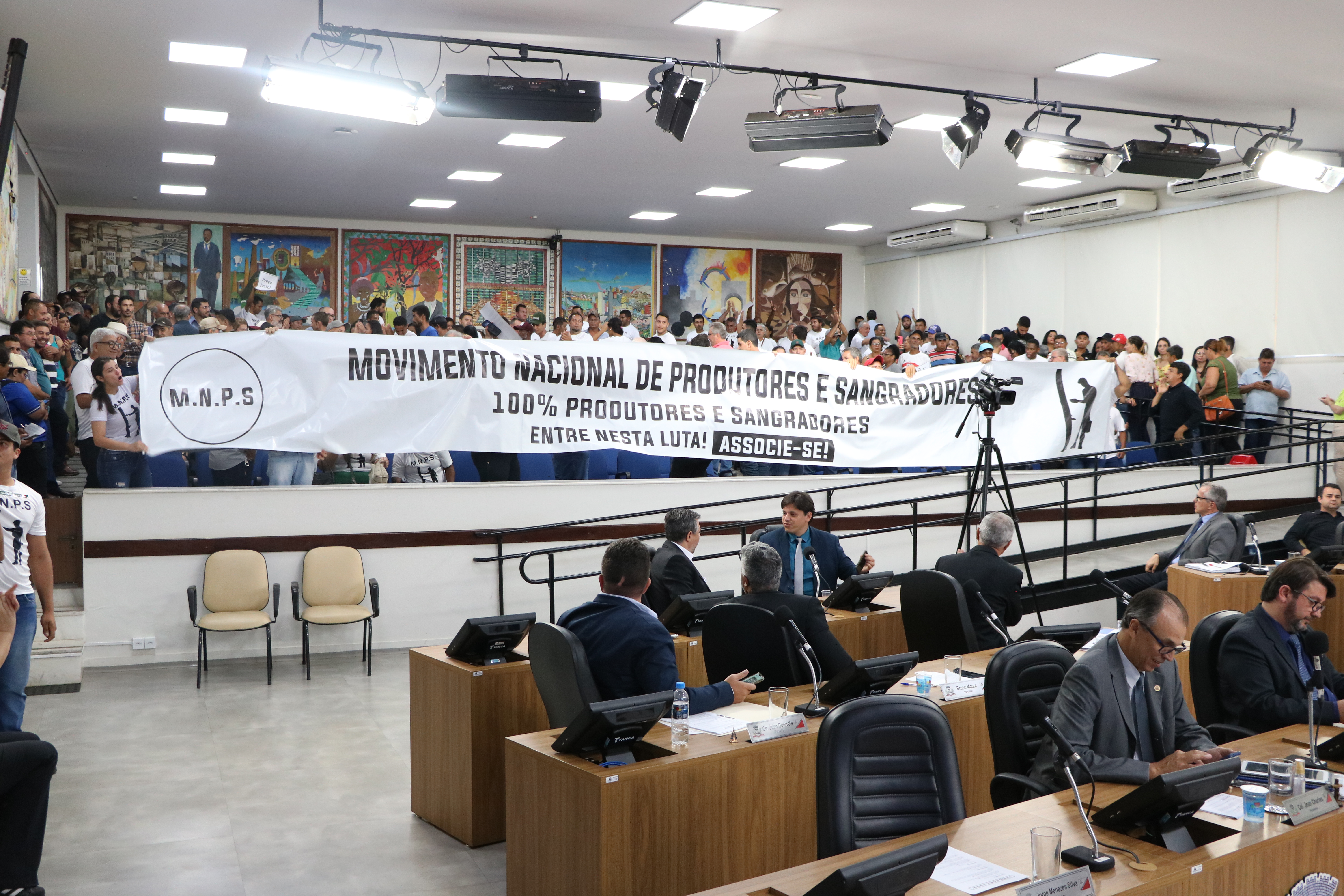 Movimento de produtores e sangradores de borracha lotaram as galerias da Câmara
