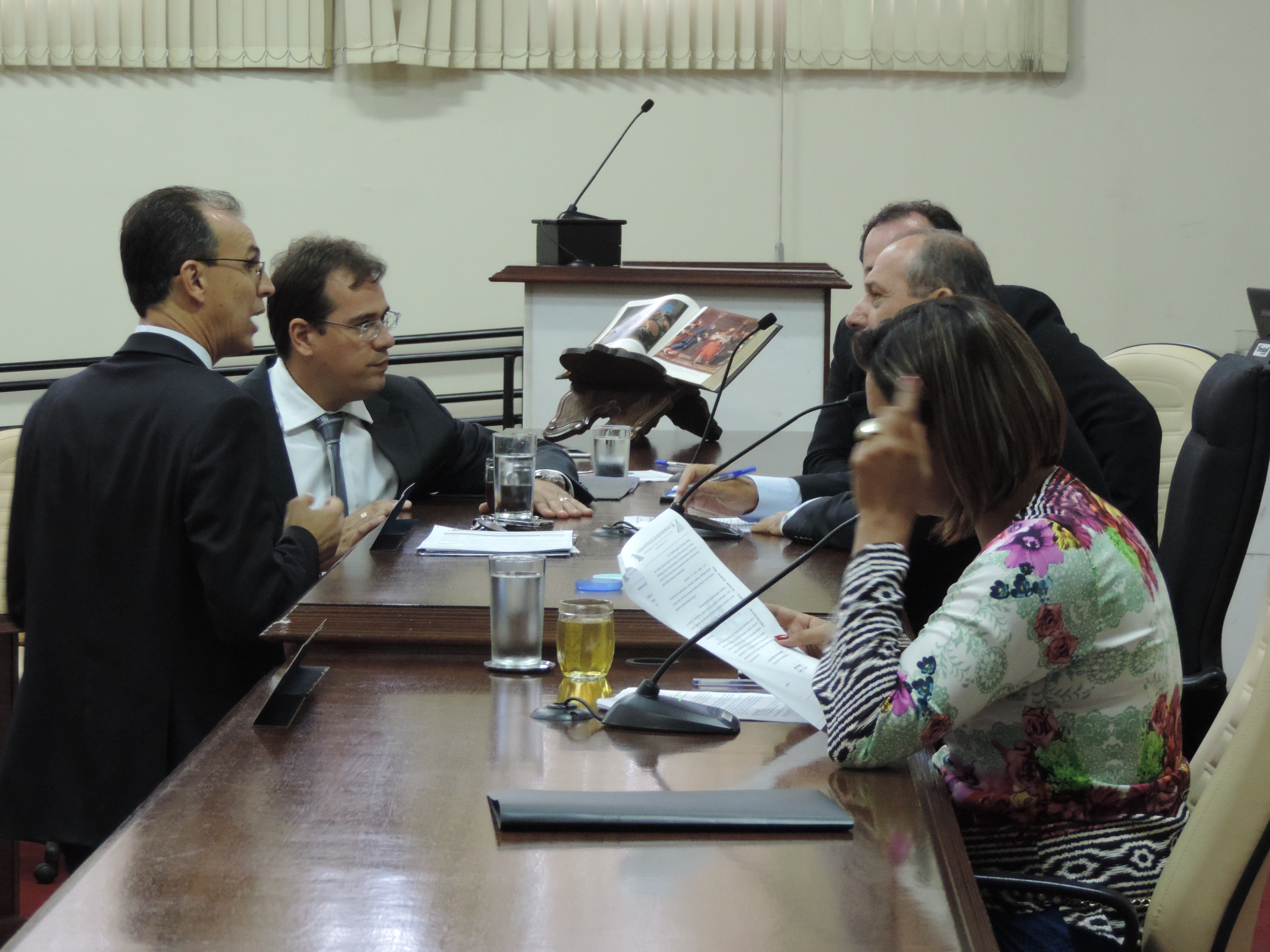 Vereadores conversam durante a sessão ordinária
