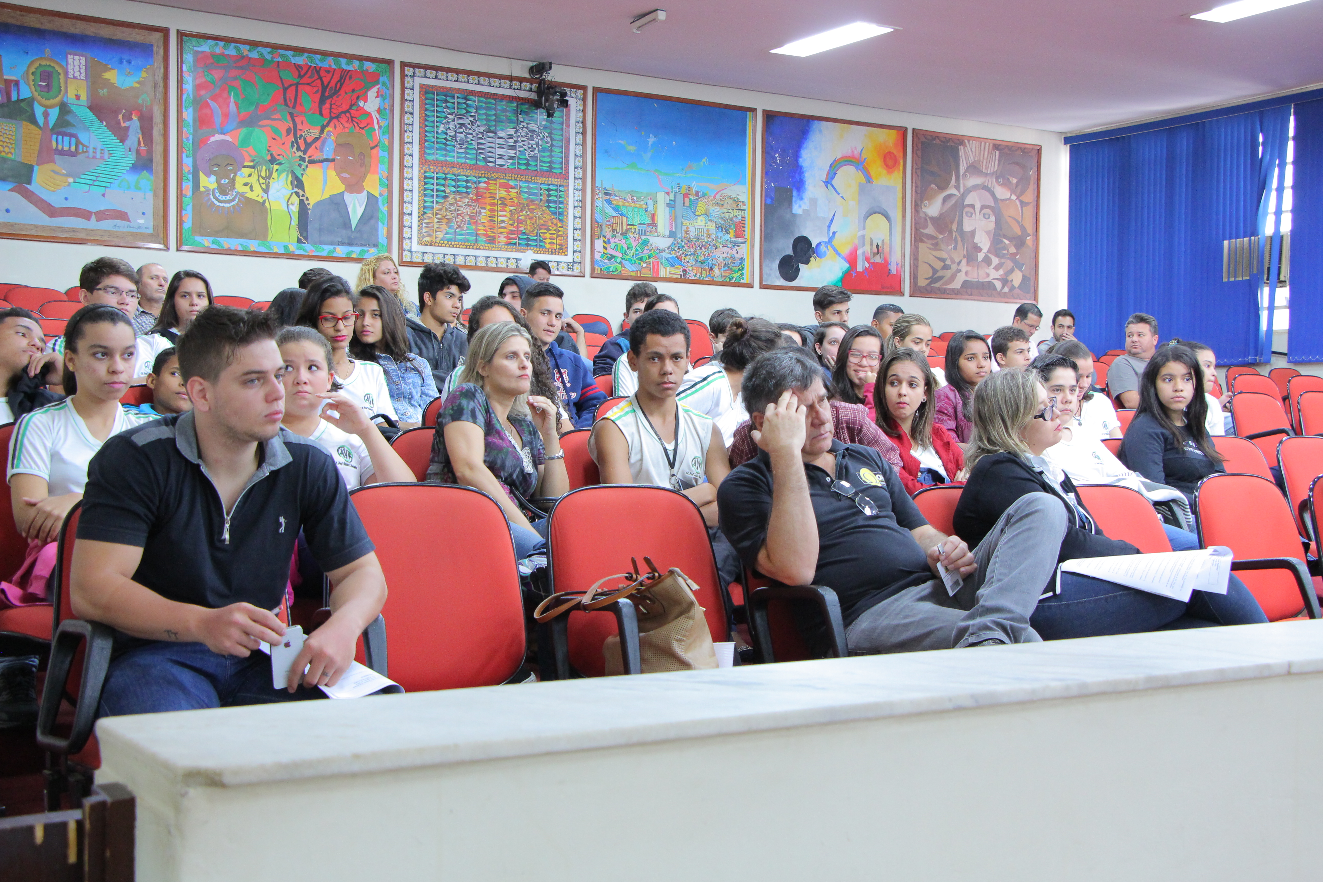 Alunos da escola Alzira Rollemberg acompanham trabalhos legislativos