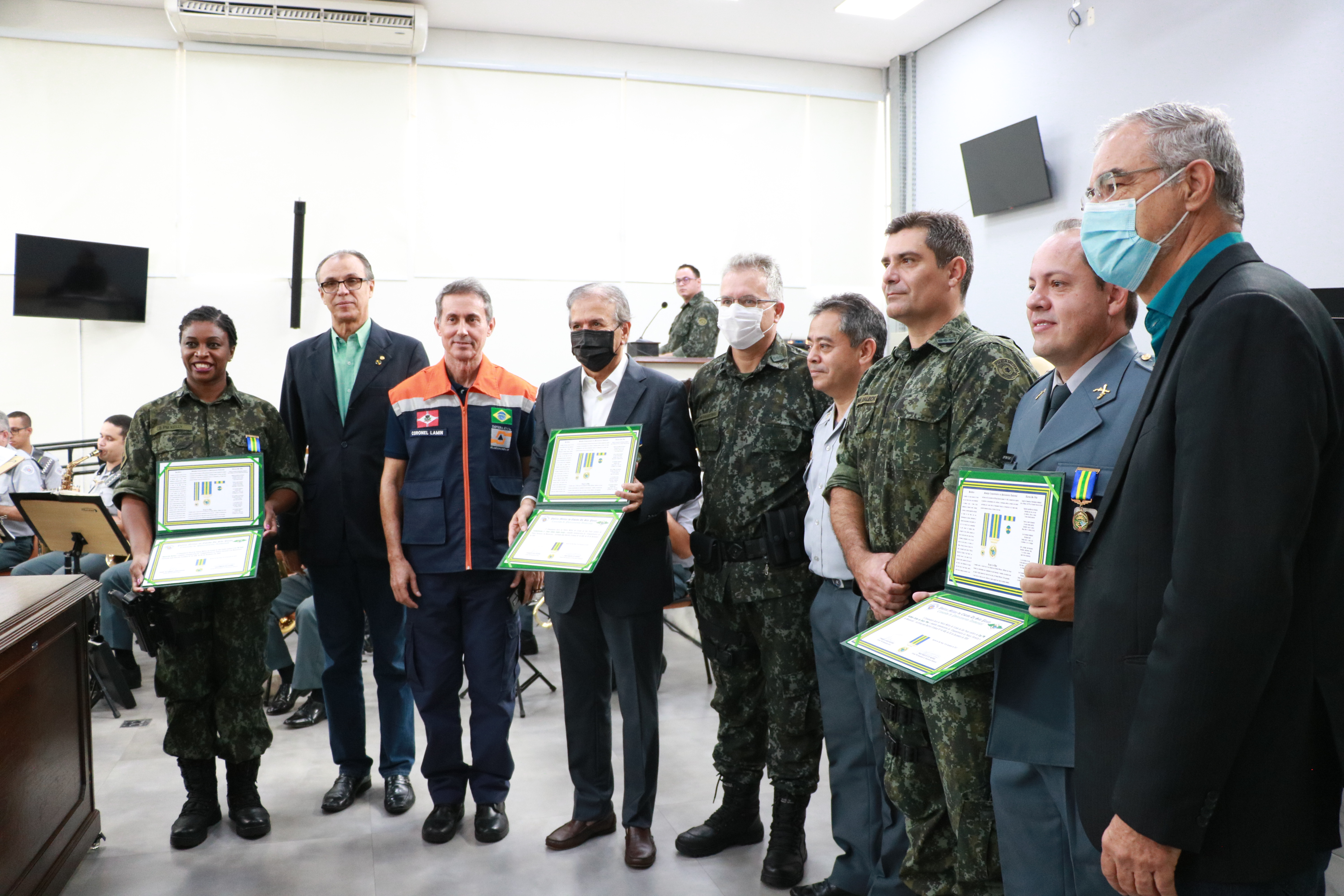 Medalha reconhece contribuições com o policiamento florestal