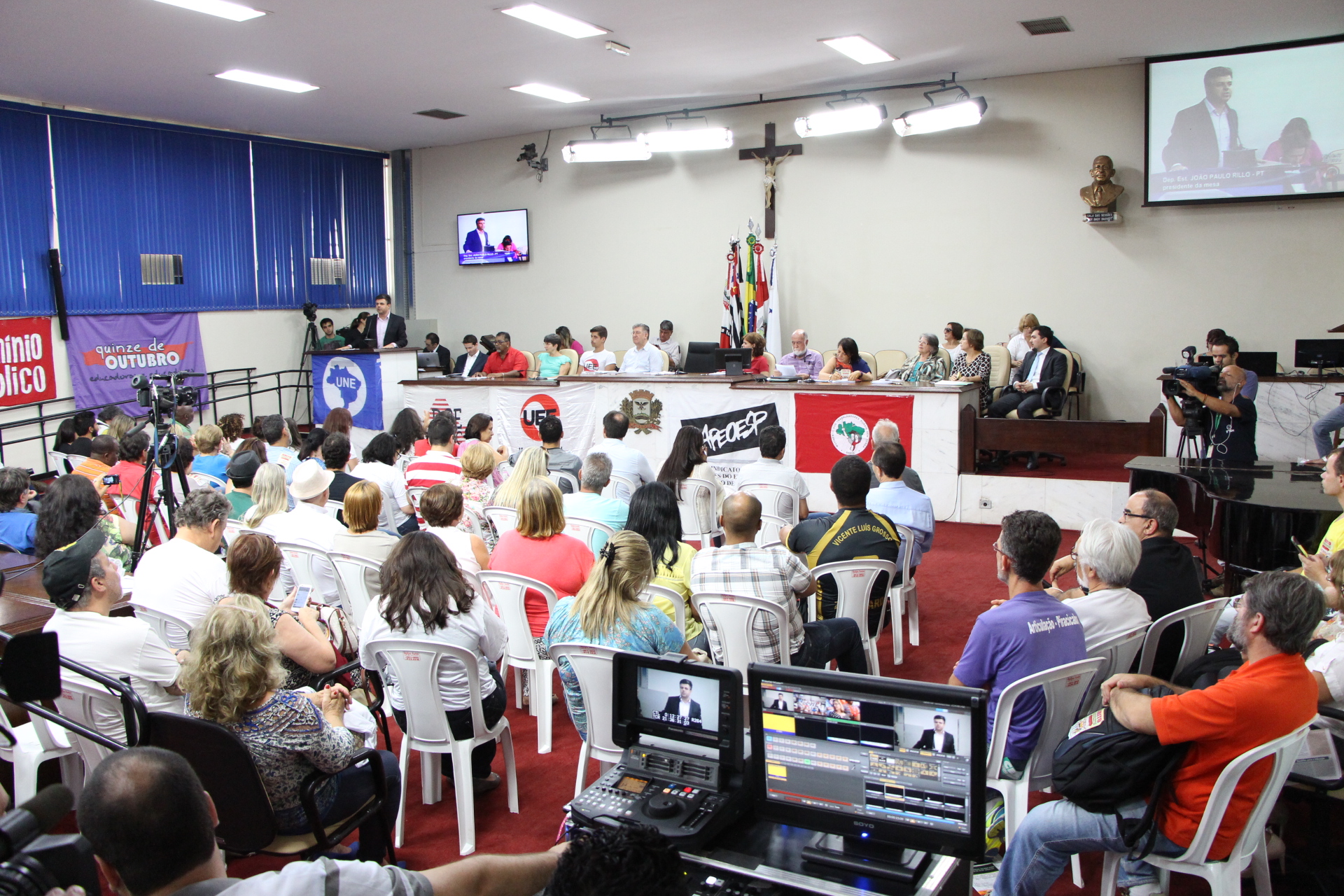Audiência para debater Plano Estadual de Educação lotou galerias e plenário da Câmara