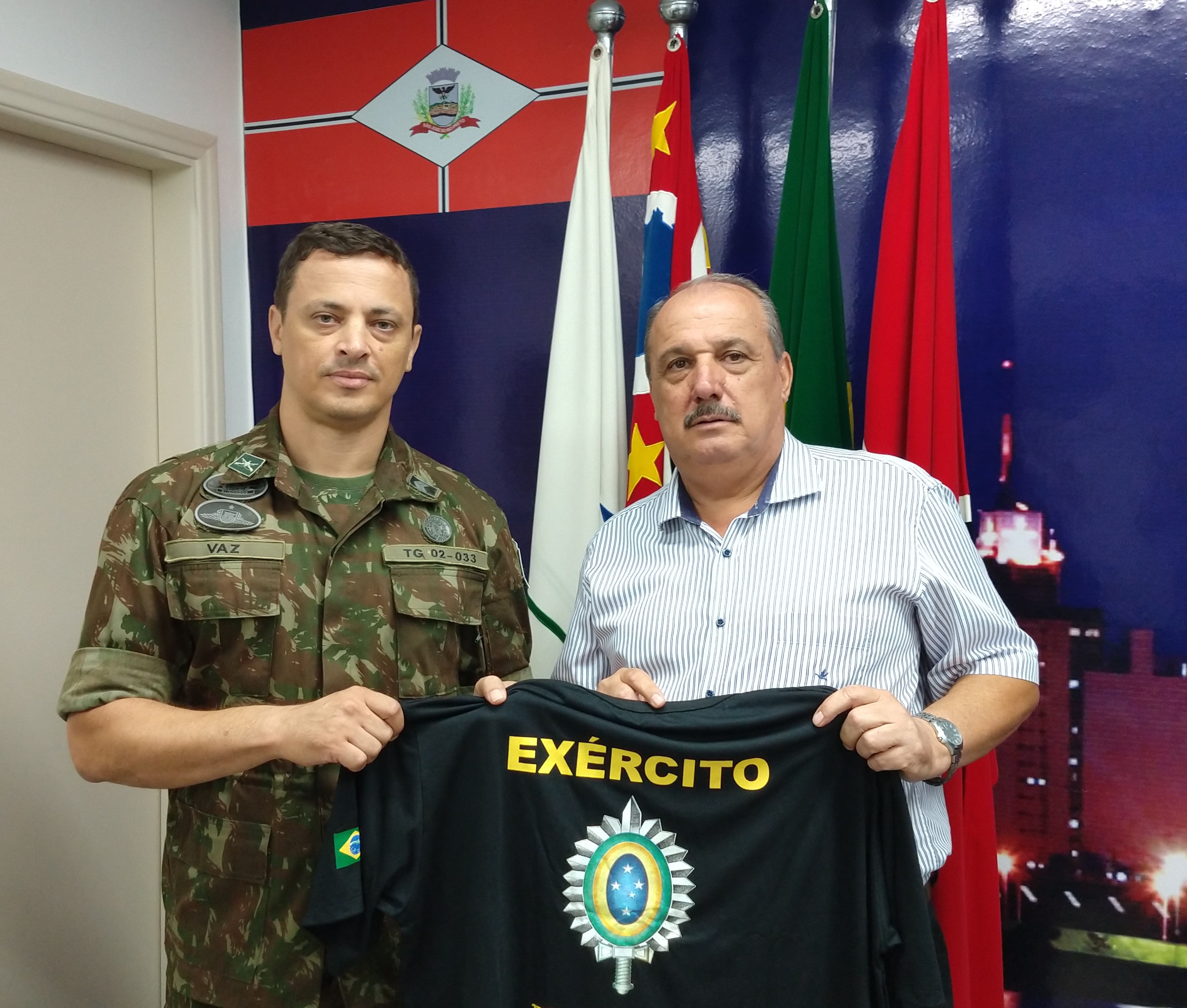 Sargento Vaz durante visita ao vereador Paulo Pauléra
