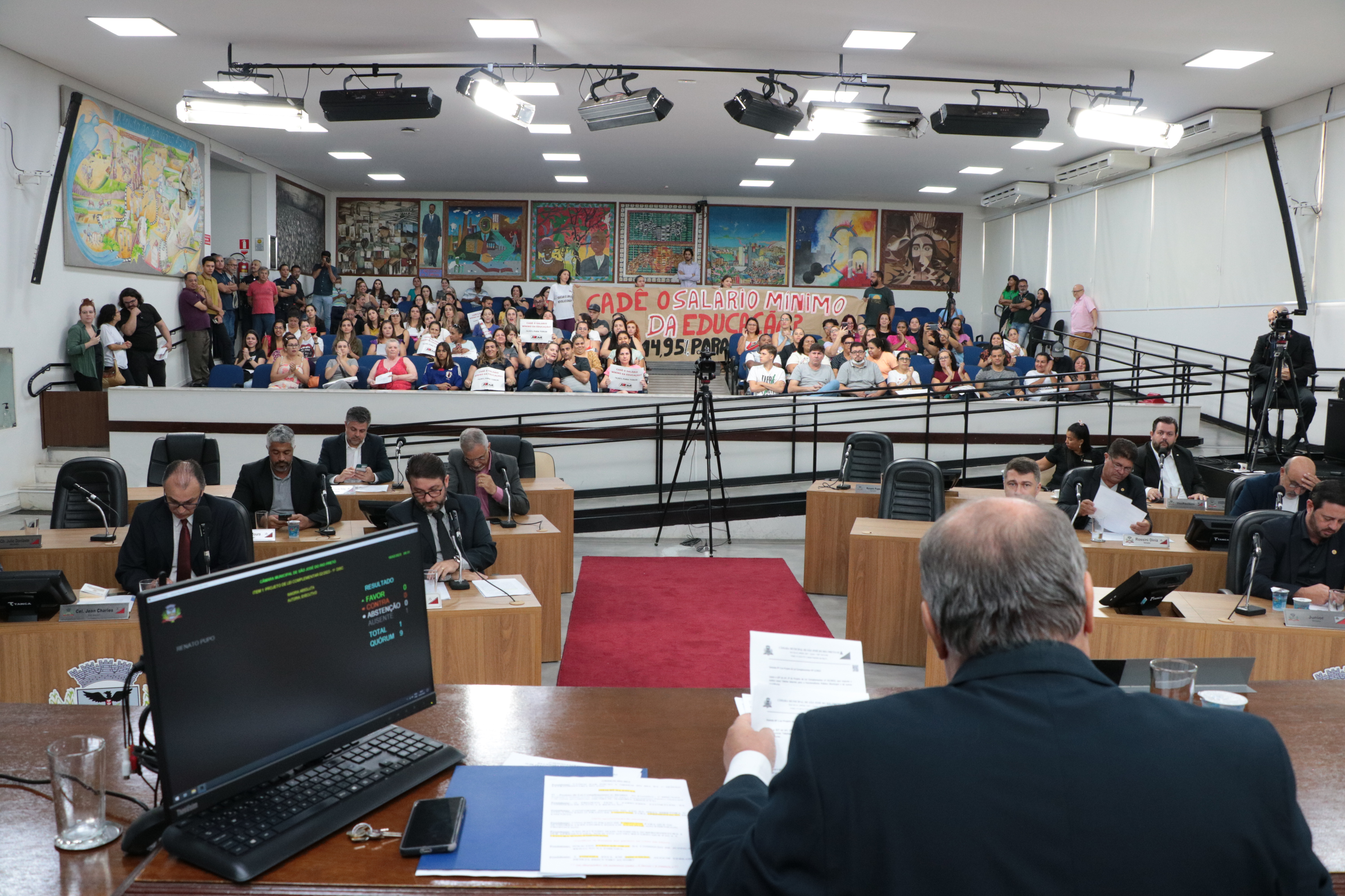 Professores aplaudiram aprovação da emenda que estende reajuste de 14,95% para toda categoria