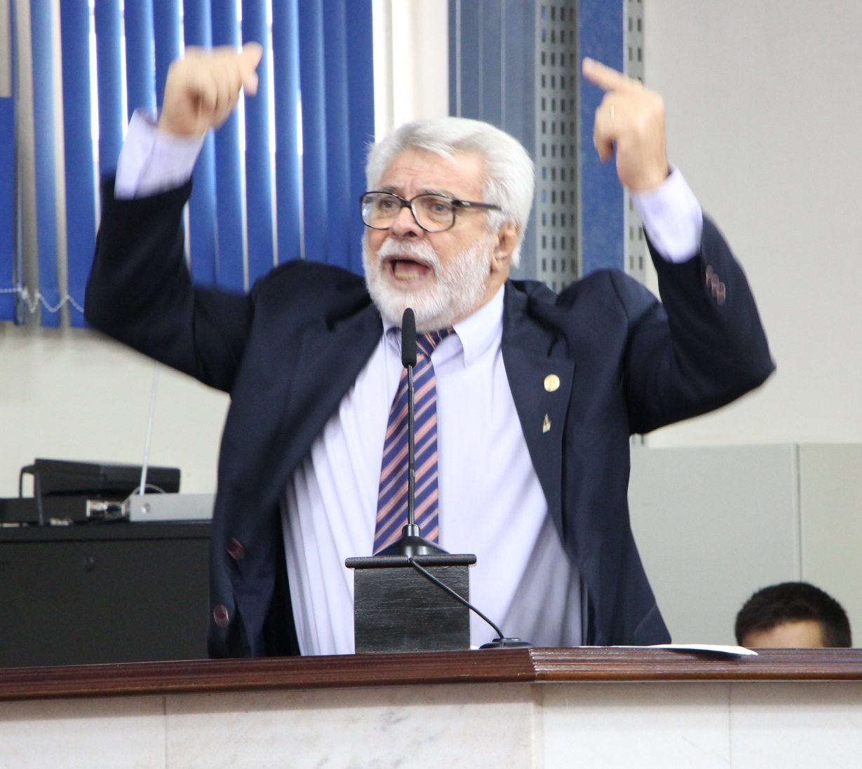Vereador apresentou série de denúncias contra serviço de tapa-buraco