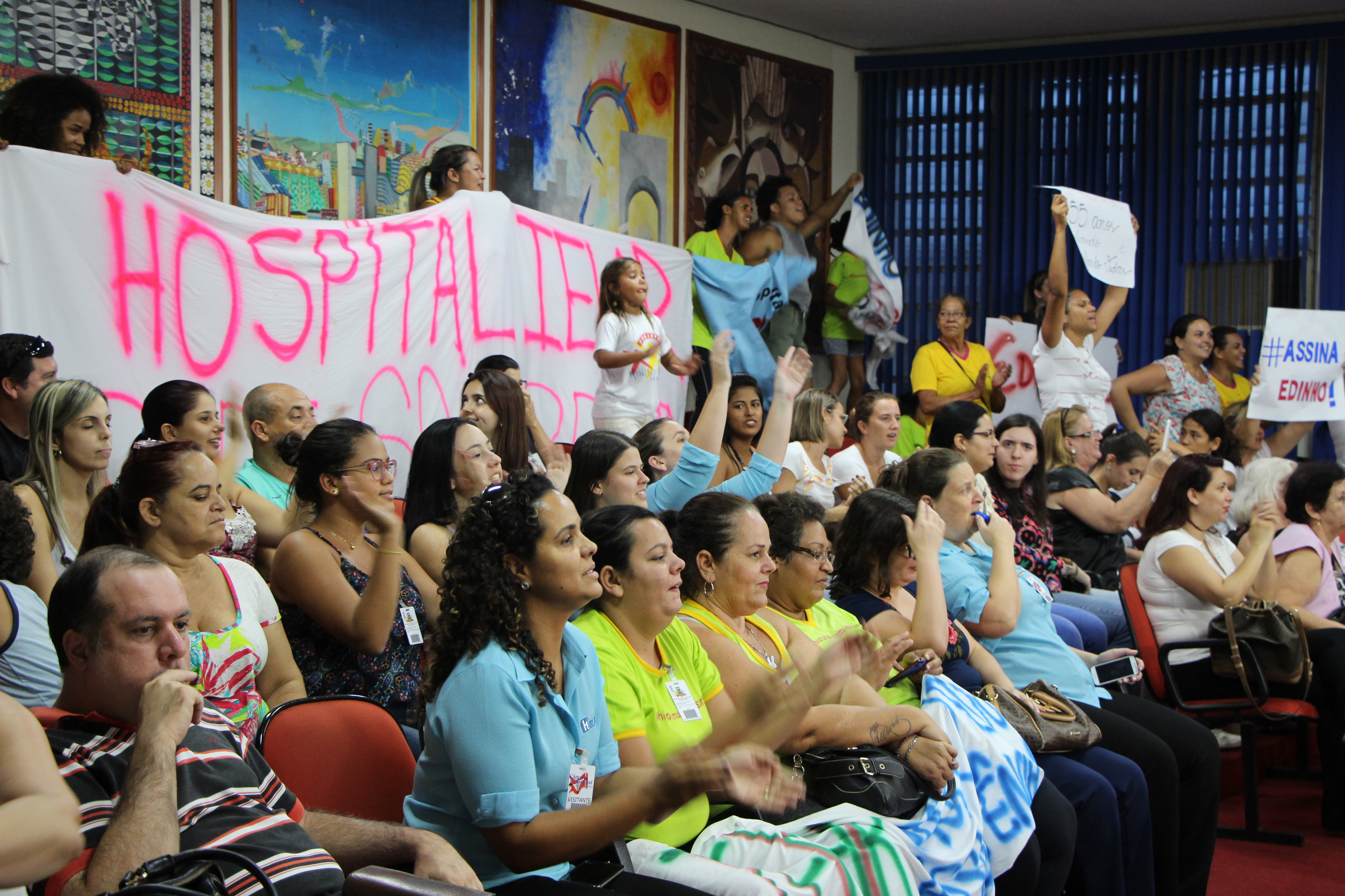A noite desta terça-feira foi marcada pela participação de manifestantes nas galerias.