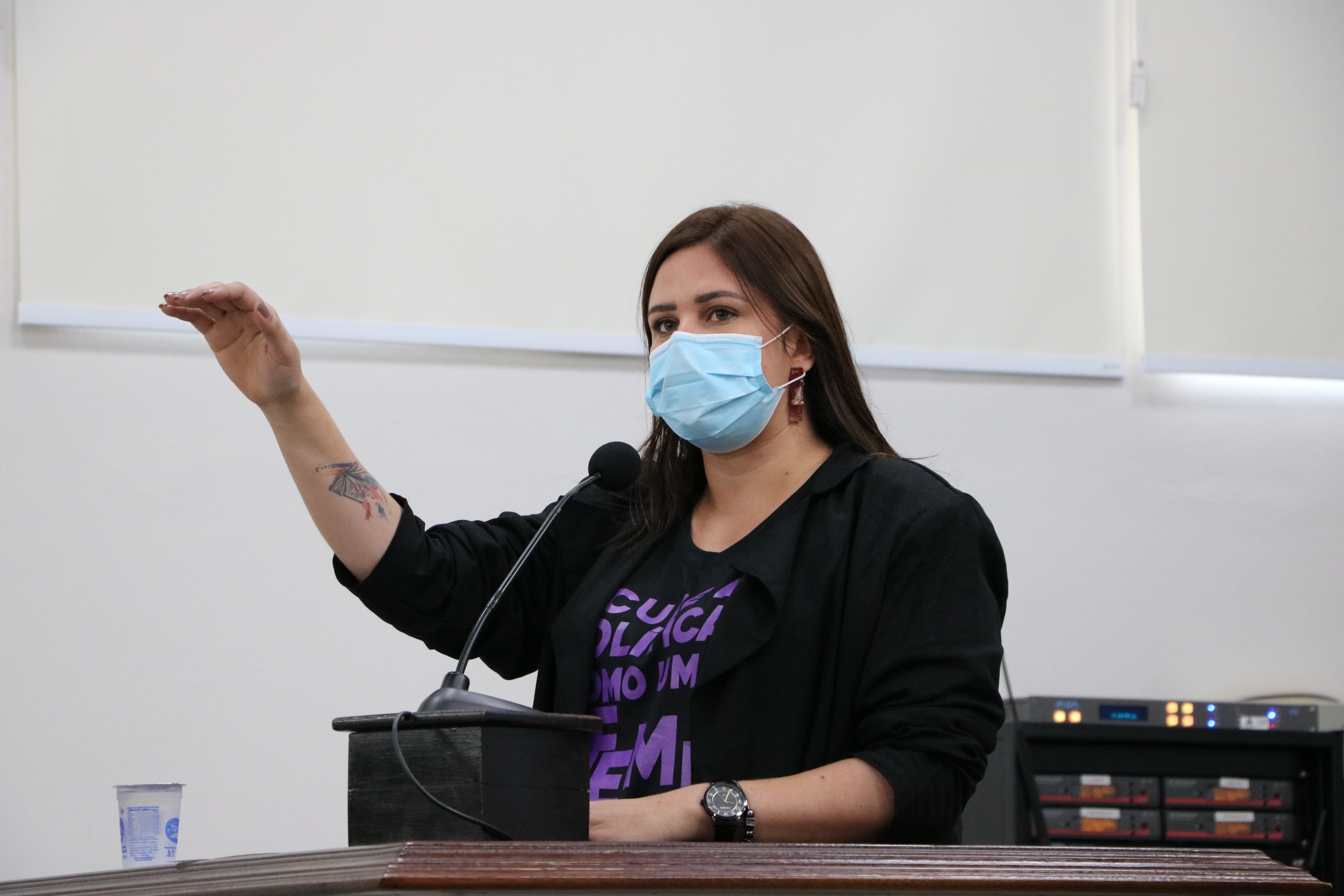 Jéssica Oliveira, do mandato Coletivas, faz juramento na Tribuna