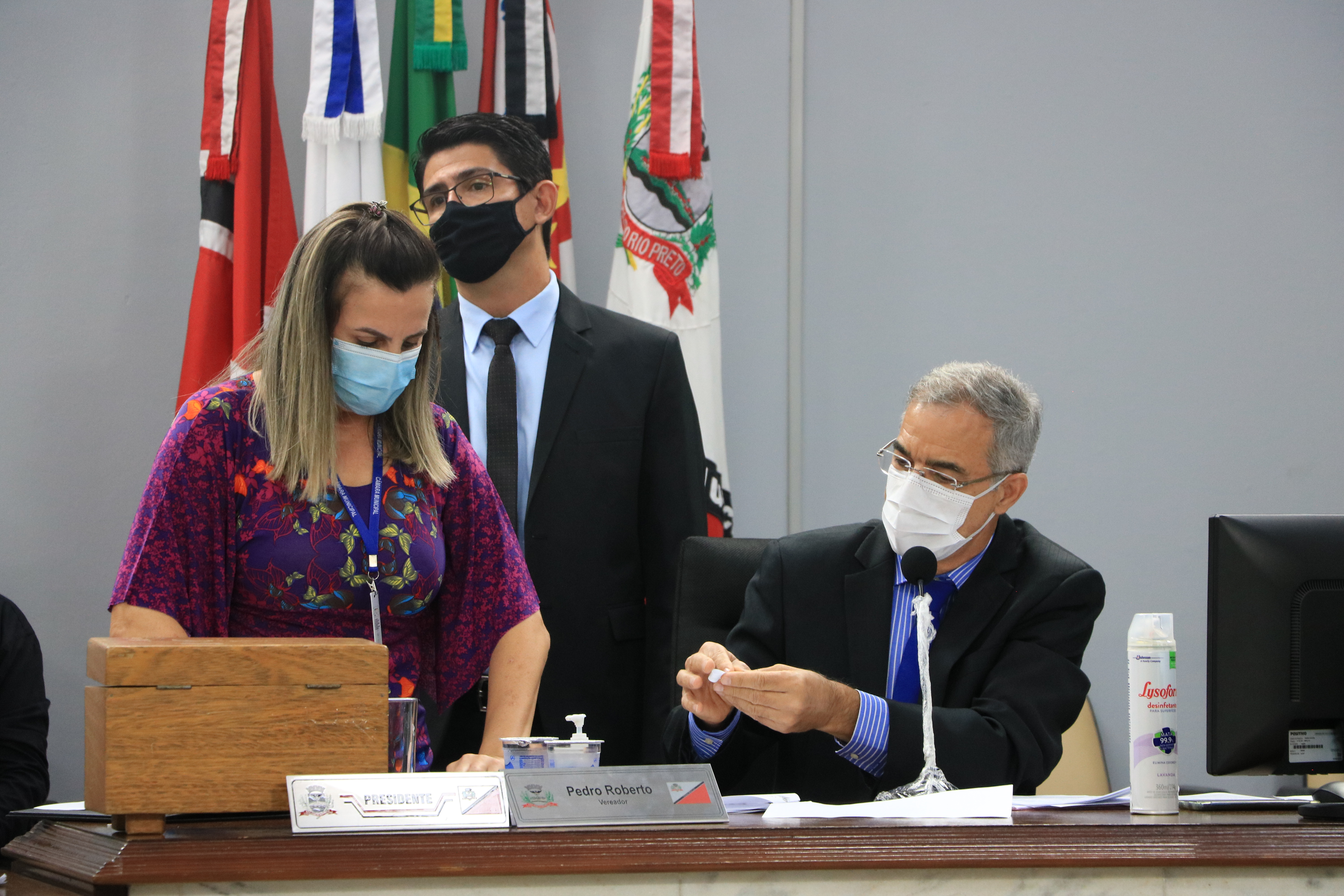 Presidente Pedro Roberto confere cédula de votação das comissões