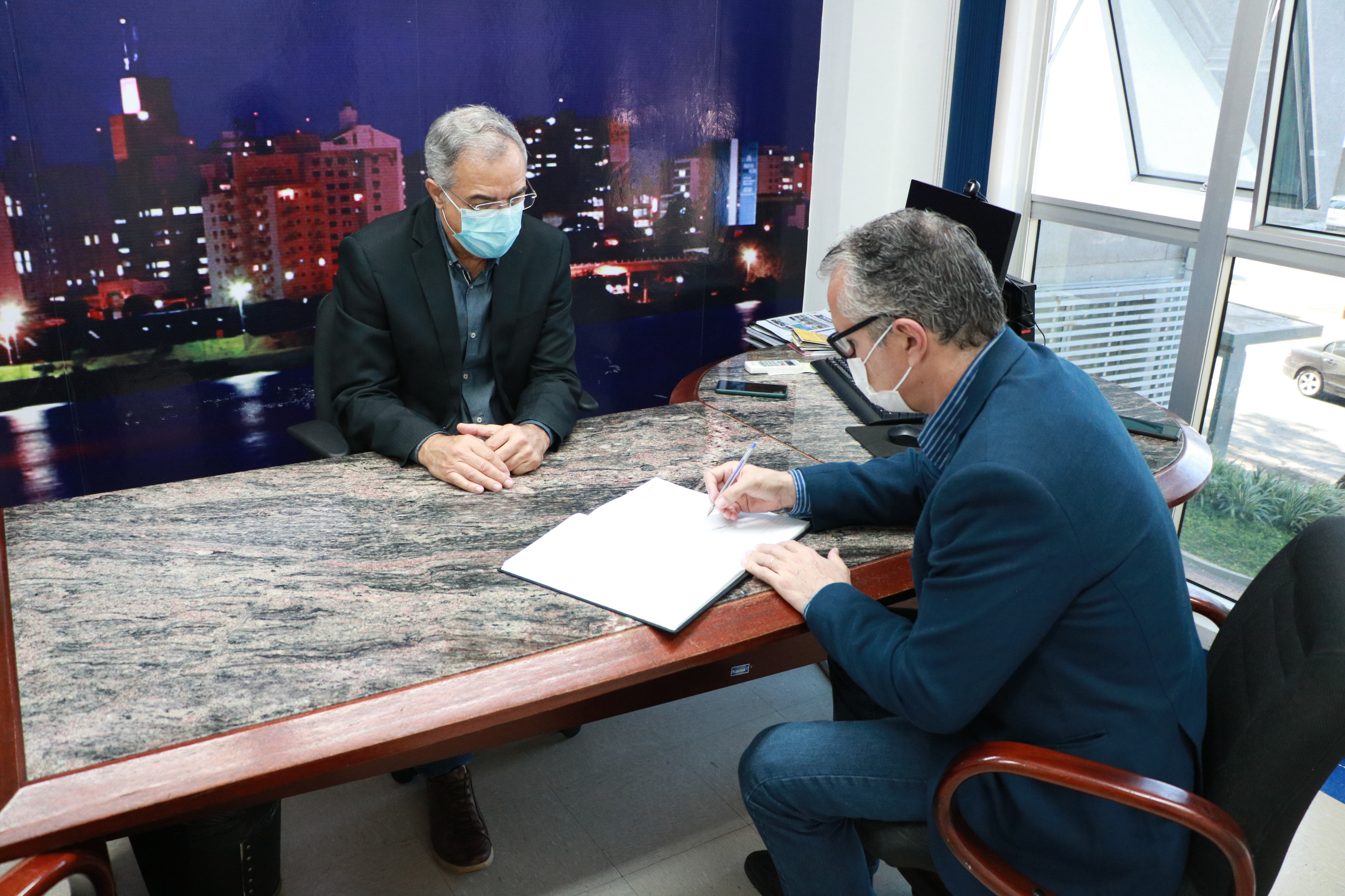 Pupo assina o livro de posse no gabinete da presidência