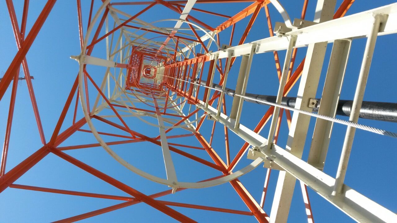 Antena da TV Câmara fica ao lado da TV TEM
