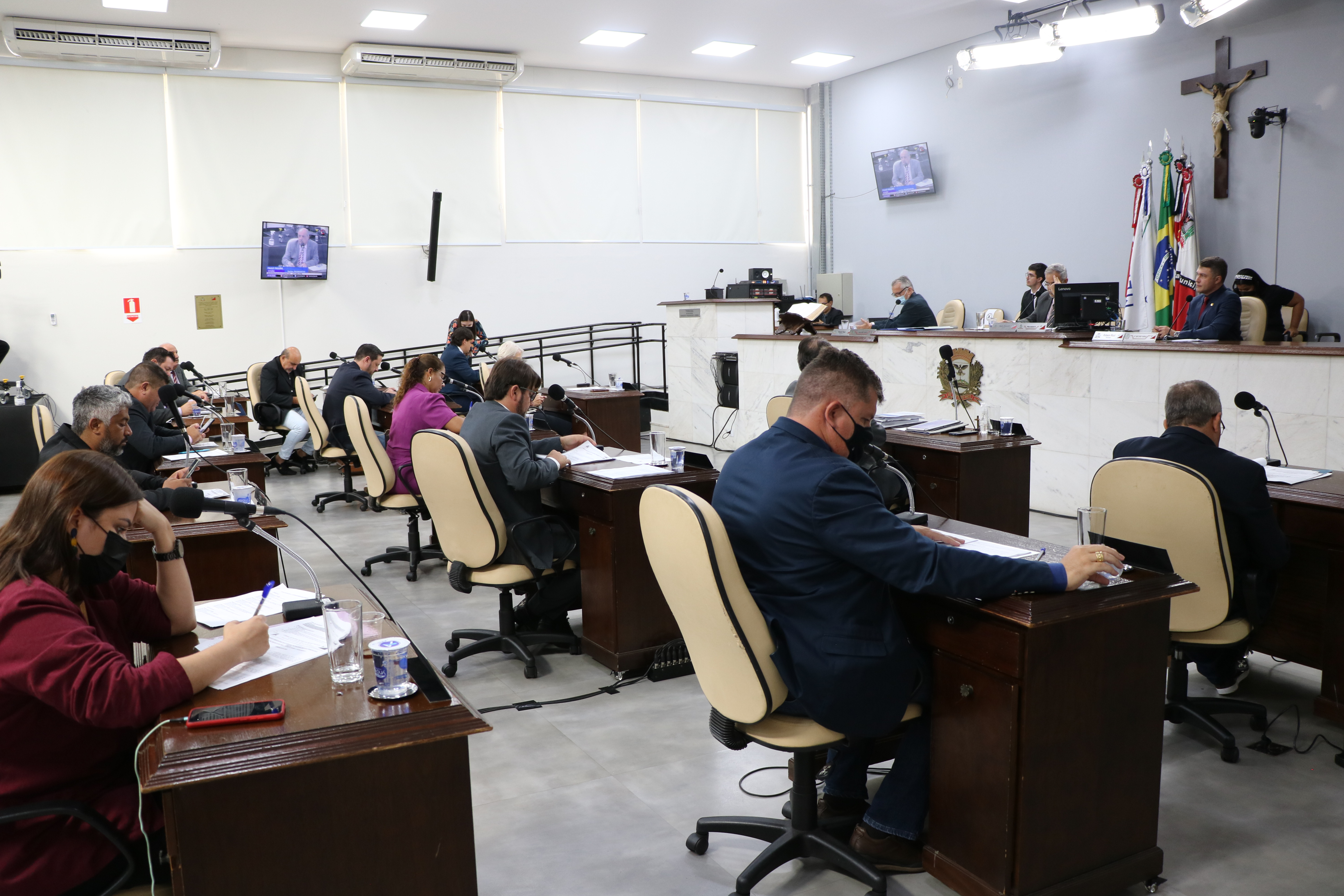 Vereadores rejeitam veto a aumento salarial do prefeito e secretários