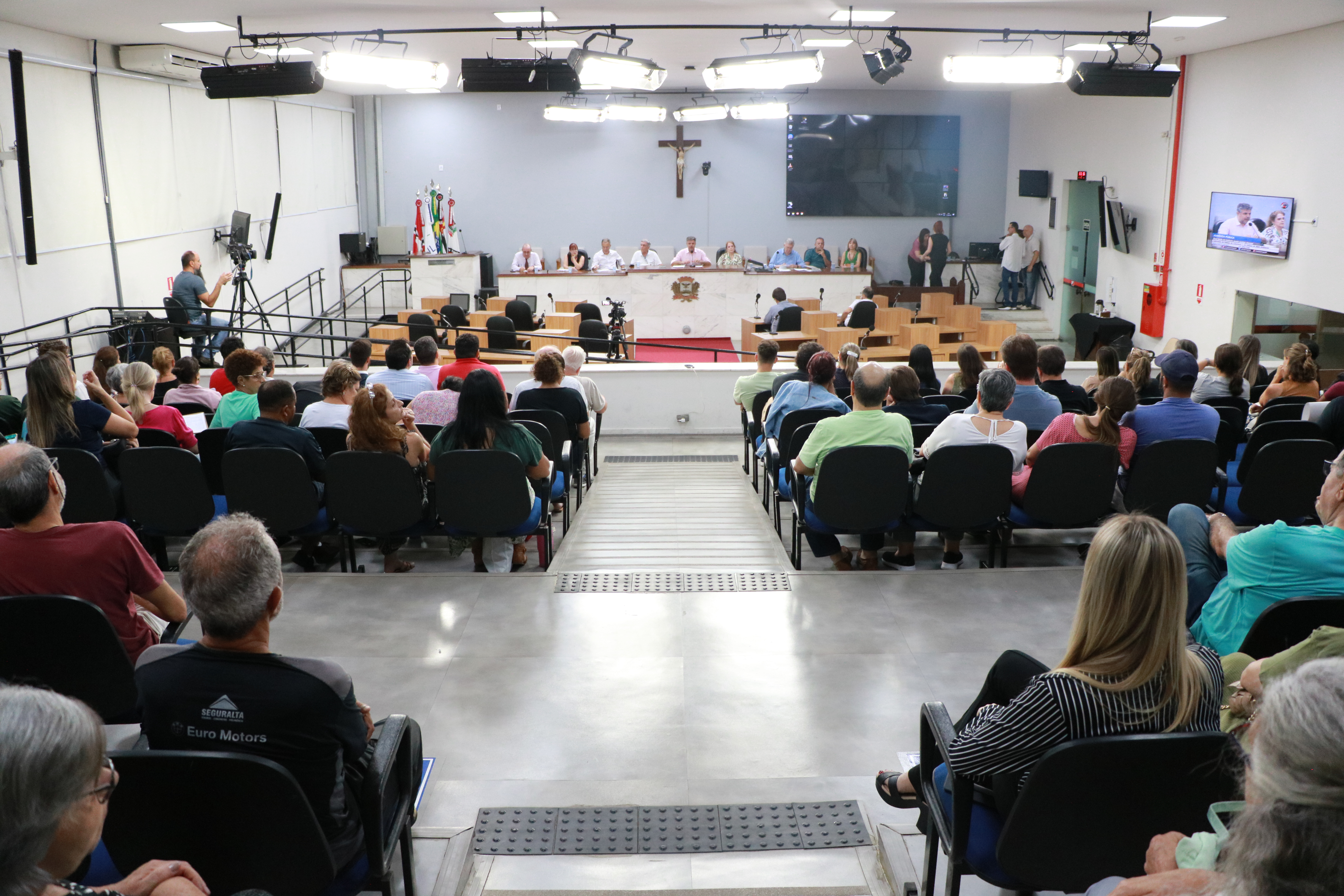 Galeria da Câmara lotada para debate sobre hipermercado na área do Alarme