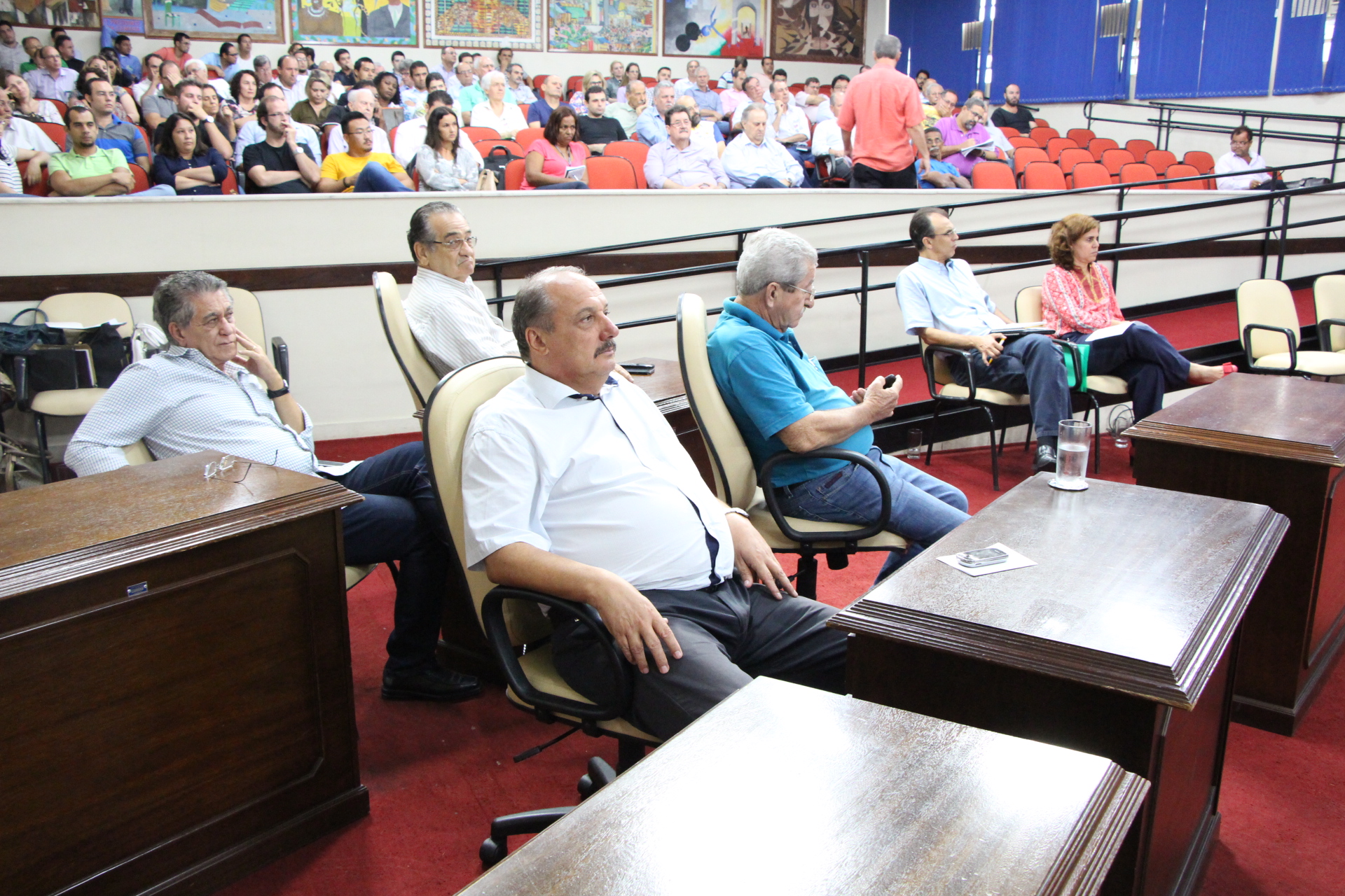 Vereadores, sociedade civil organizada e cúpula do governo participaram de audiência na Câmara