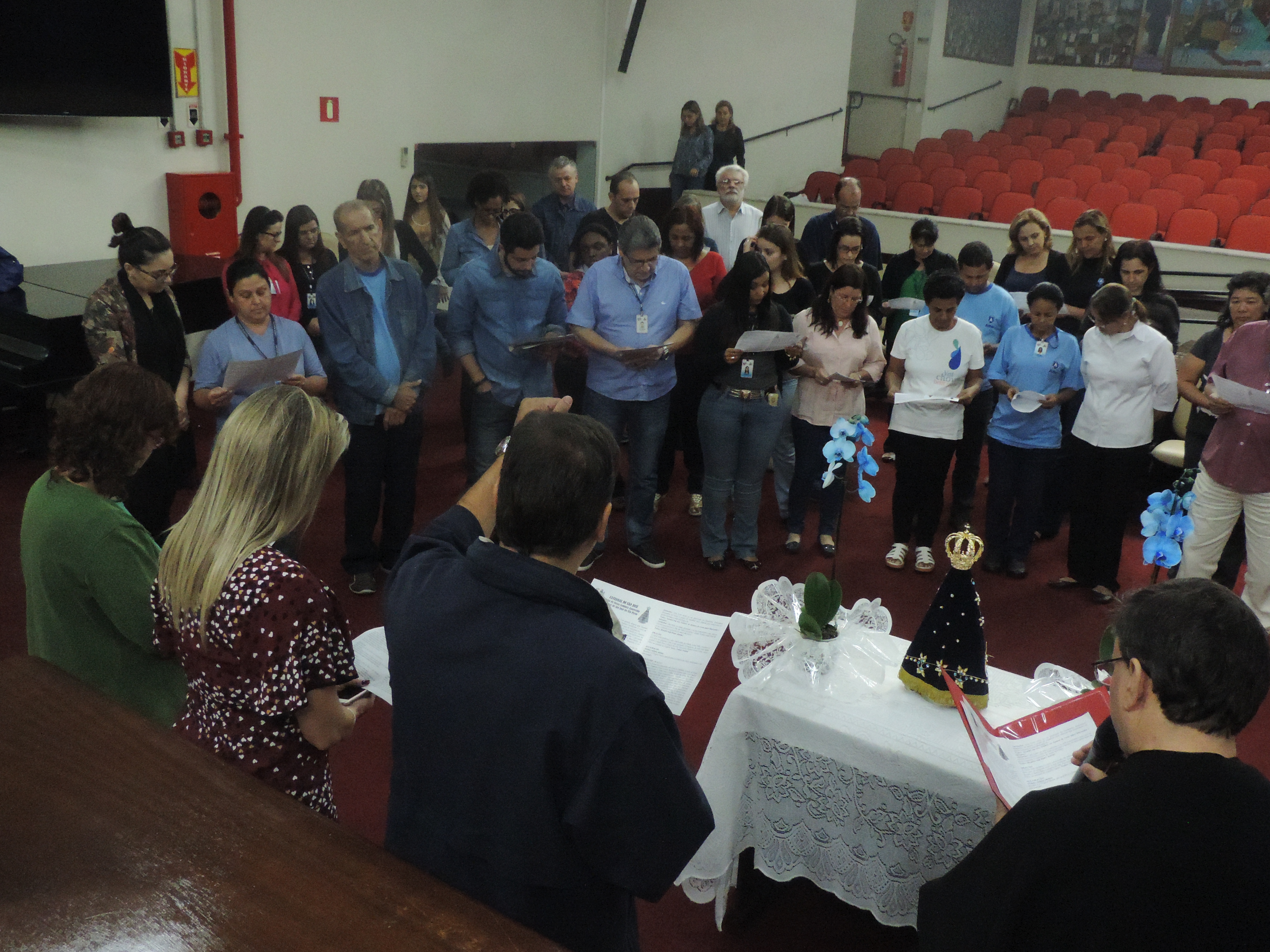Vereadores e funcionários da Câmara participam de oração celebrada pelo padre Deusdete Zanfolin