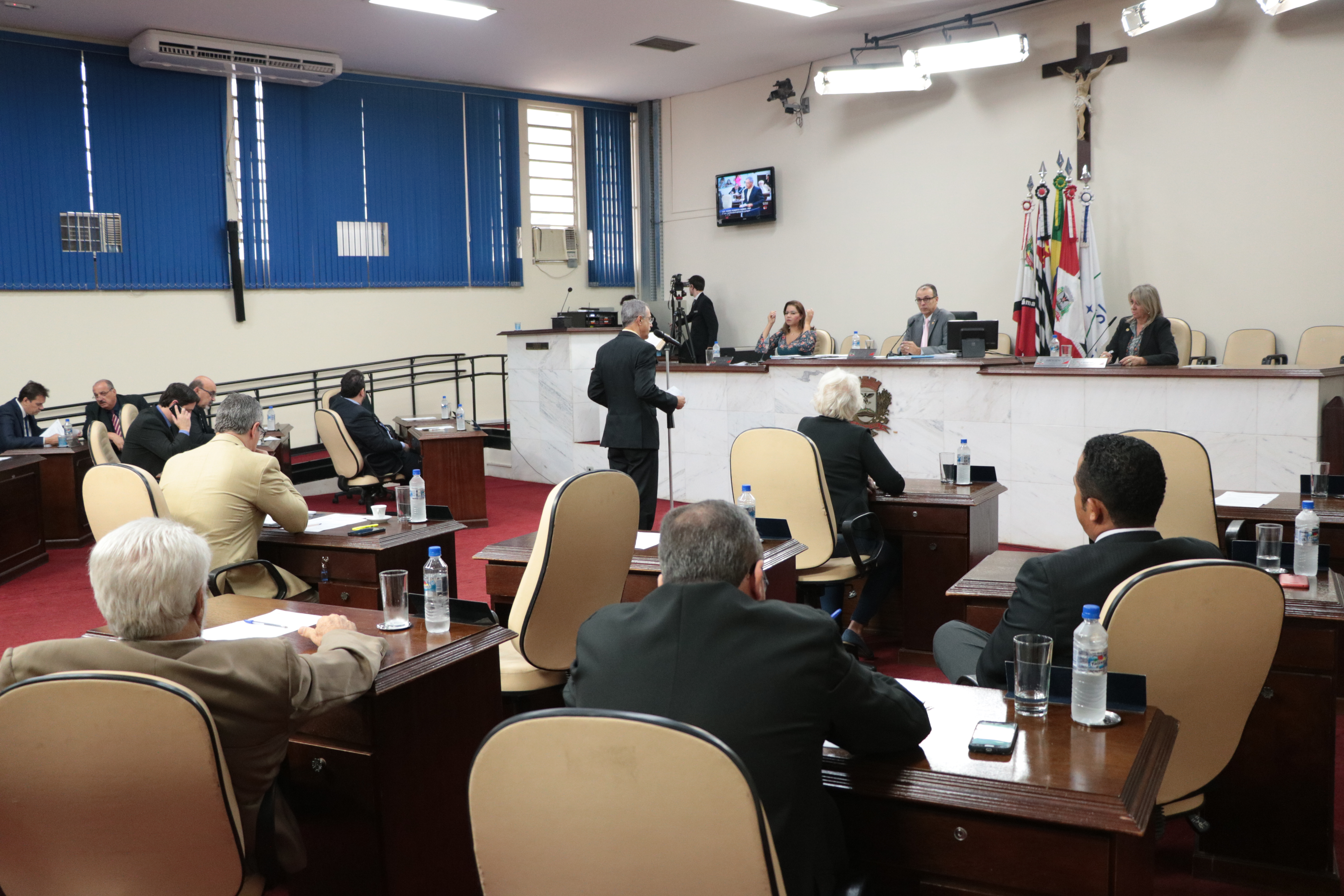 Vereadores durante realização da última sessão extra do semestre