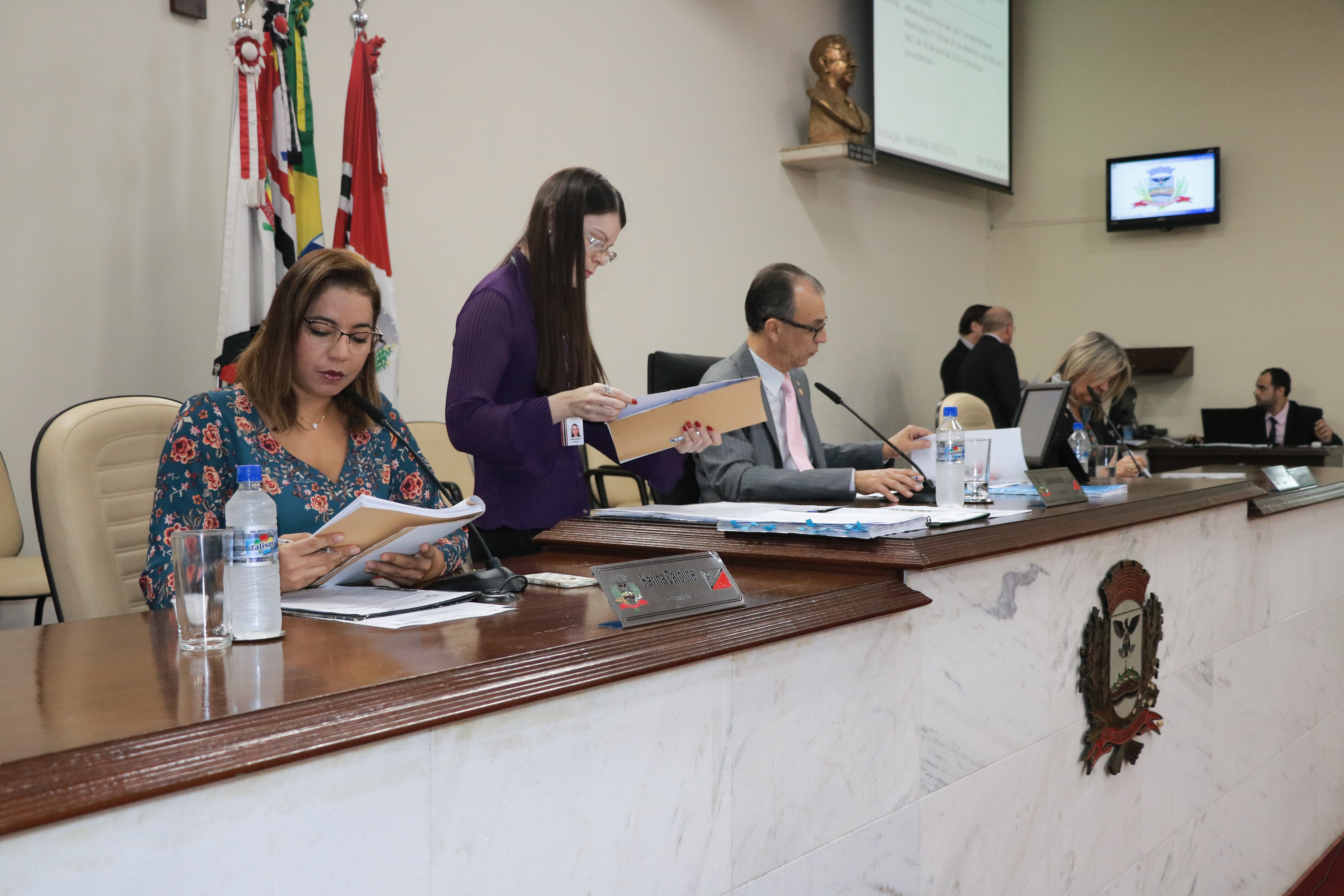 Gabinetes e outros departamentos continuam funcionando normalmente.