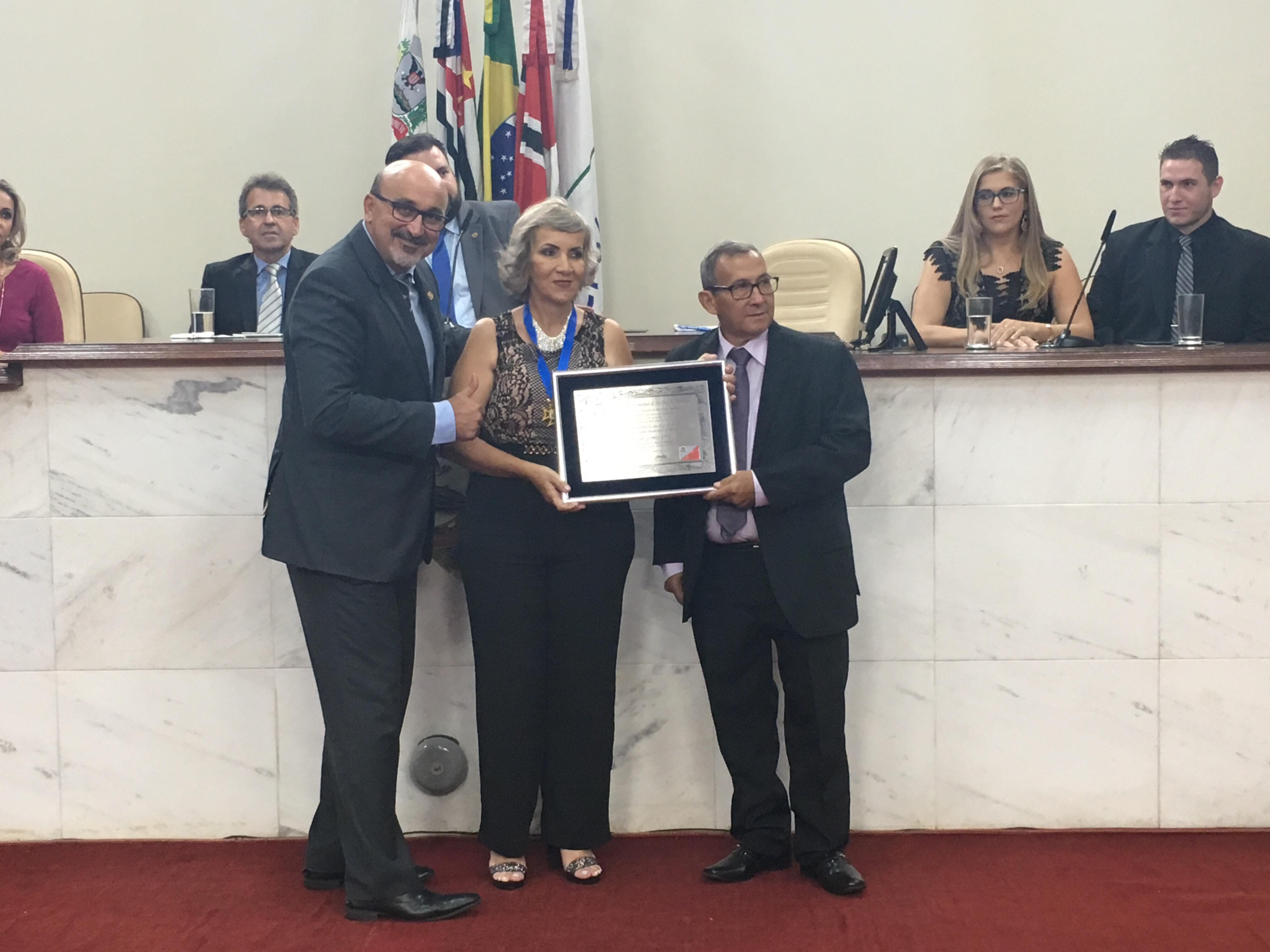 Vereador Celso Peixão entrega Medalha e Diploma à advogada Nelsi Silva