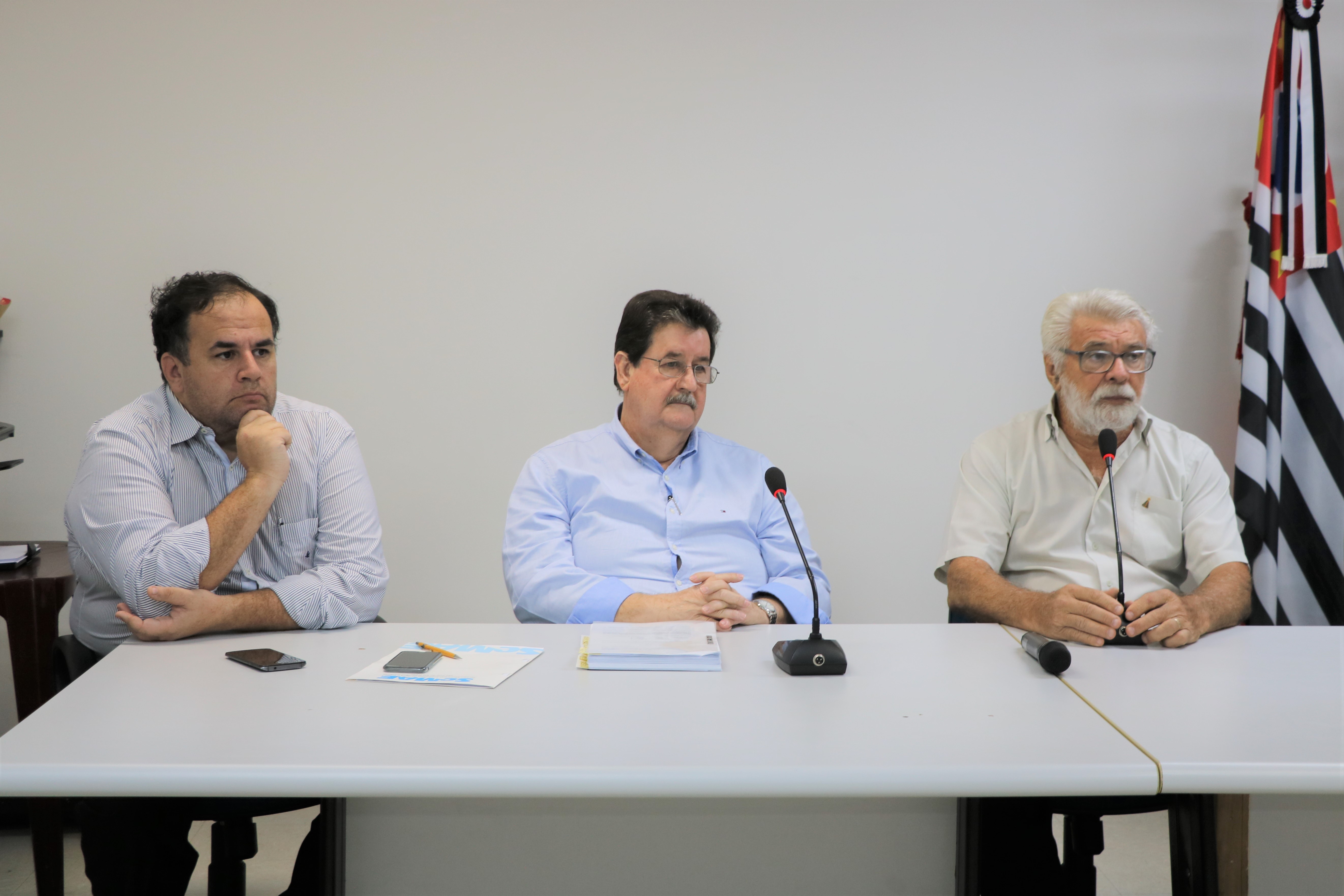 Nicanor Batista Júnior, acompanhado de advogado do Semae, e vereador Marco Rillo, durante a reunião