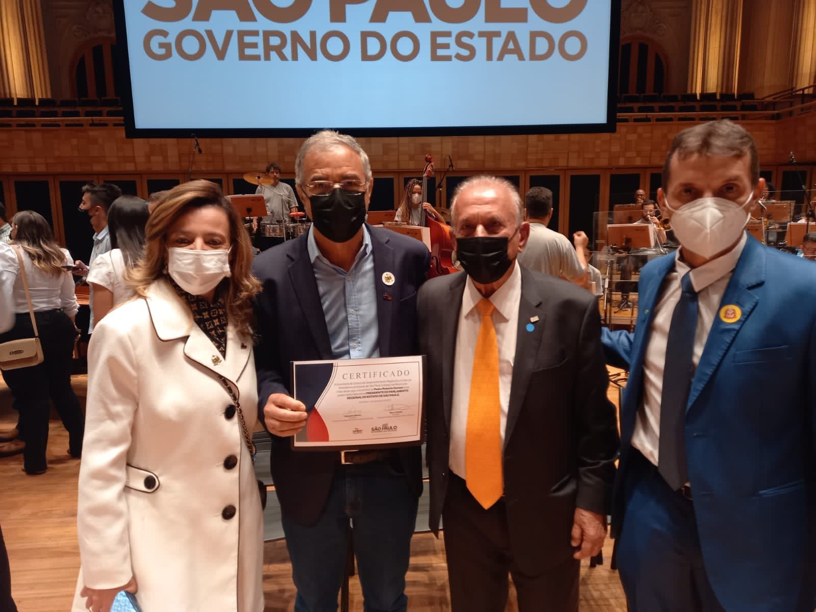 Presidente Pedro Roberto, com a diretora executiva da Uvesp, Silvia Melo, o presidente da Uvesp, Sebastião Miziara e o 2° vice presidente do Parlamento, Caco Navarrete