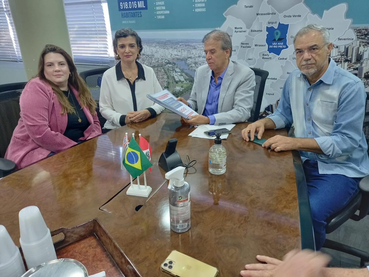 Prefeito Edinho Araújo recebe documento de Pedro Roberto e Delcimar Teodozio