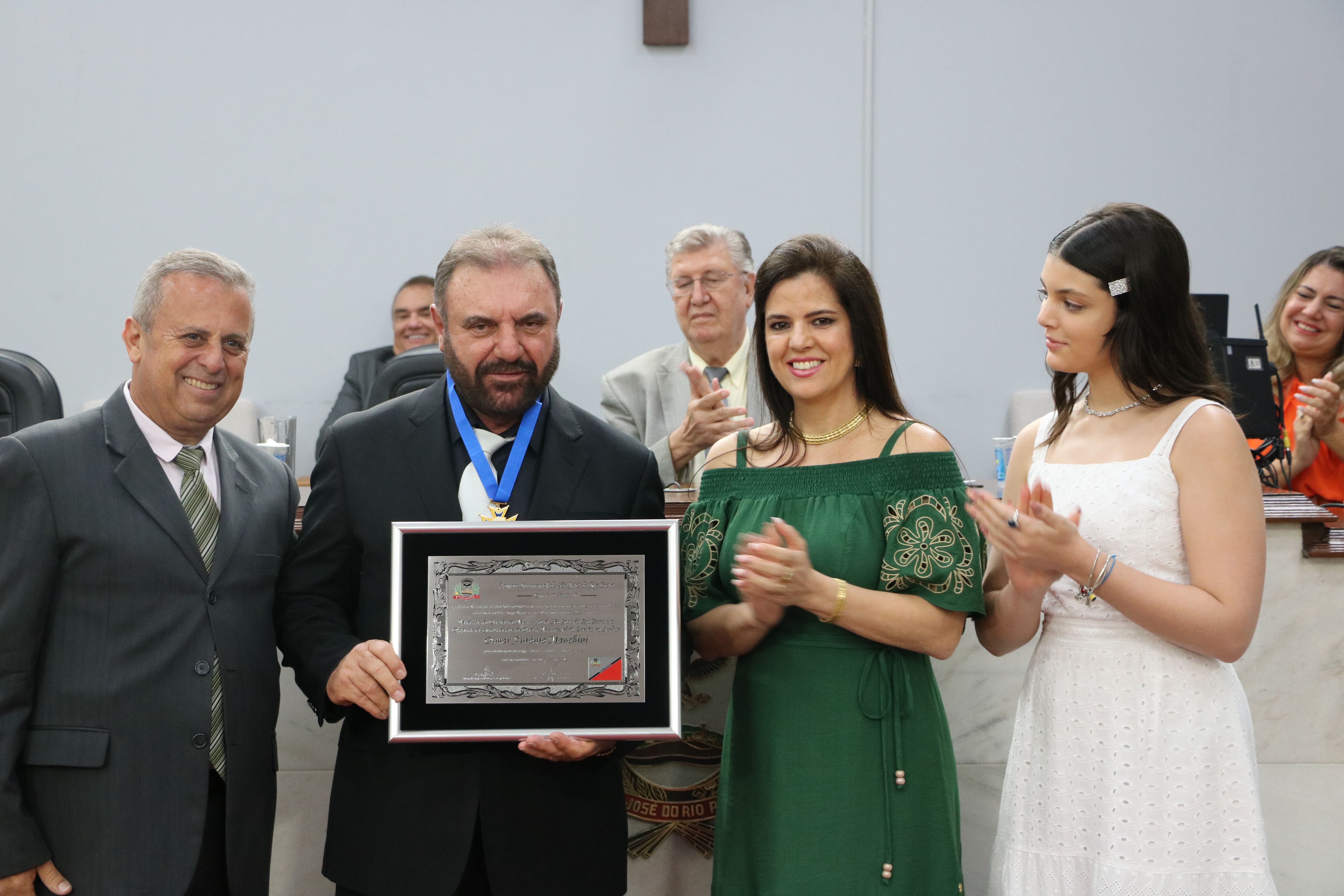 Vereador Jorge Menezes entrega honraria a Osmar Manchini; empresário recebeu título ao lado da família