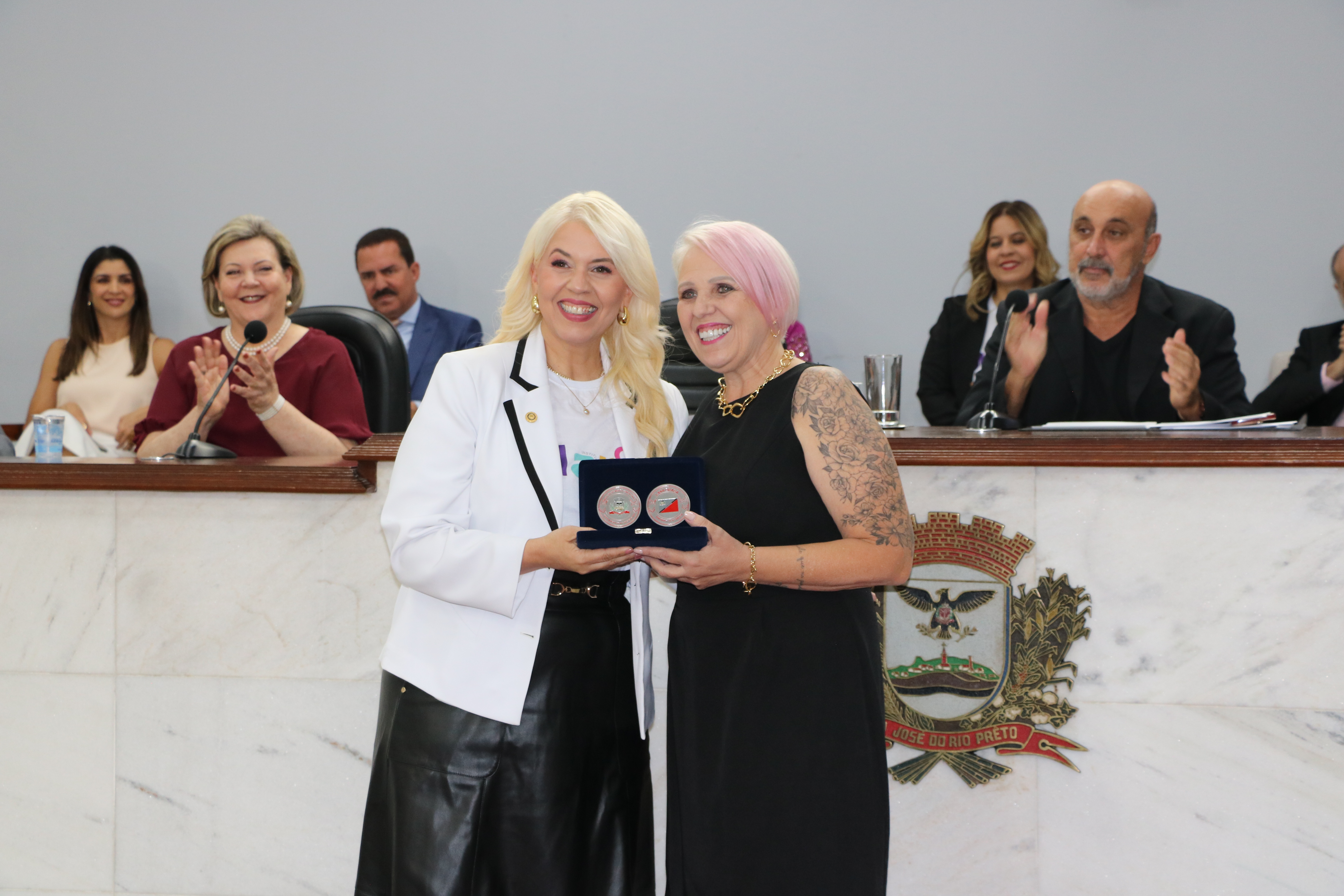 Vereadora Claudia de Giuli entrega medalha a Lana Braga