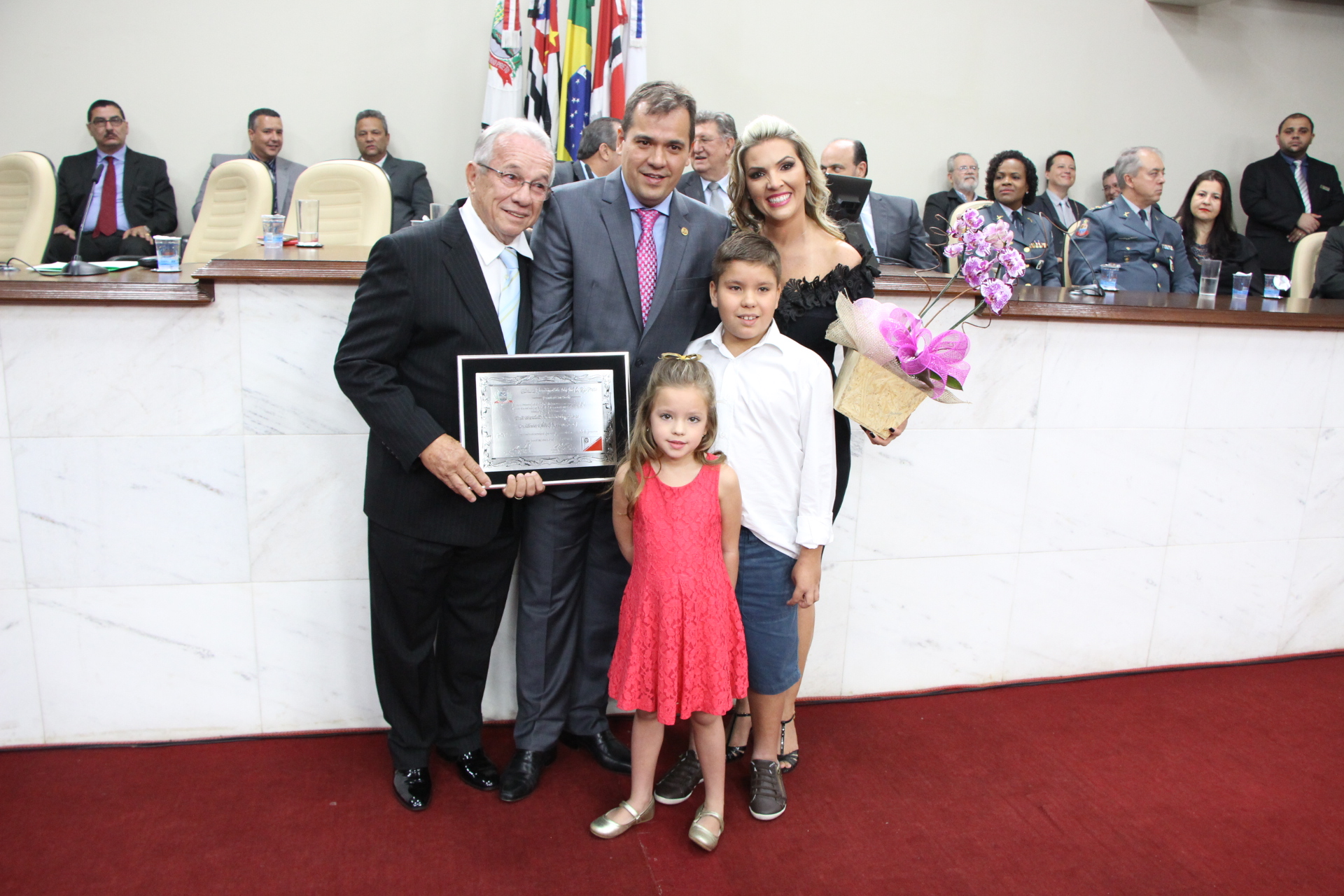 Marcondes, com o pai Ramão, a mulher Danielle e os filhos Fabinho e Valentina: cidadão rio-pretense
