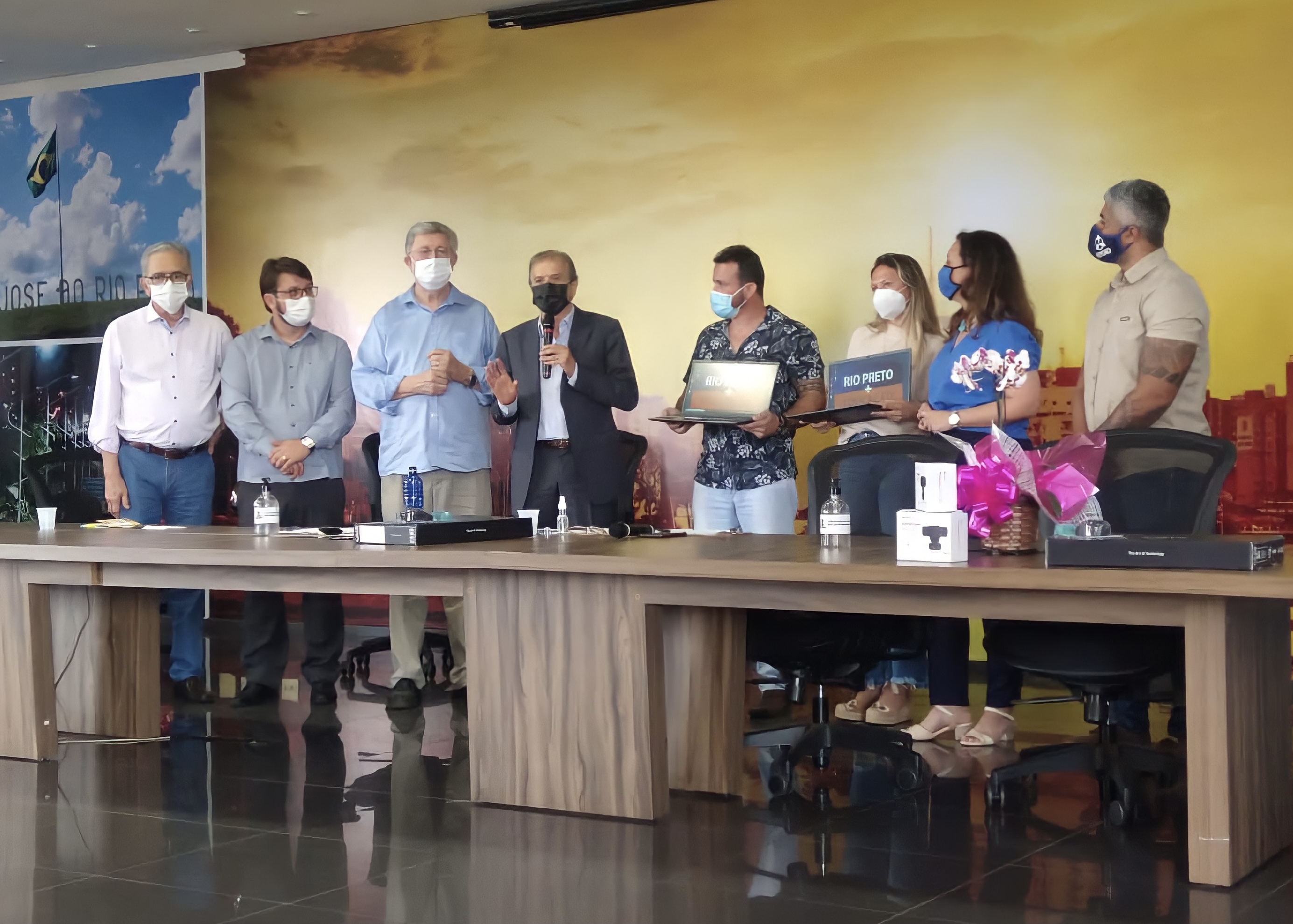 Membros da Comissão de Educação da Câmara acompanhar entrega de notebooks para escola
