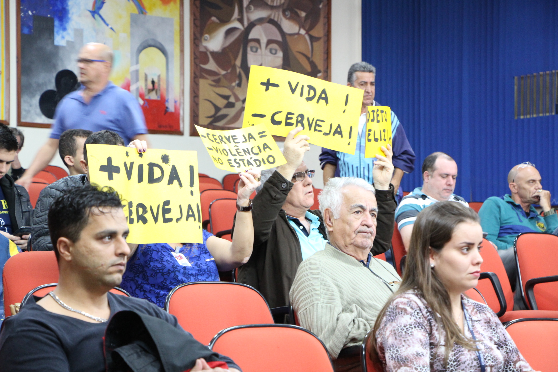 Populares se manifestaram contra projeto que libera bebida em campo de futebol