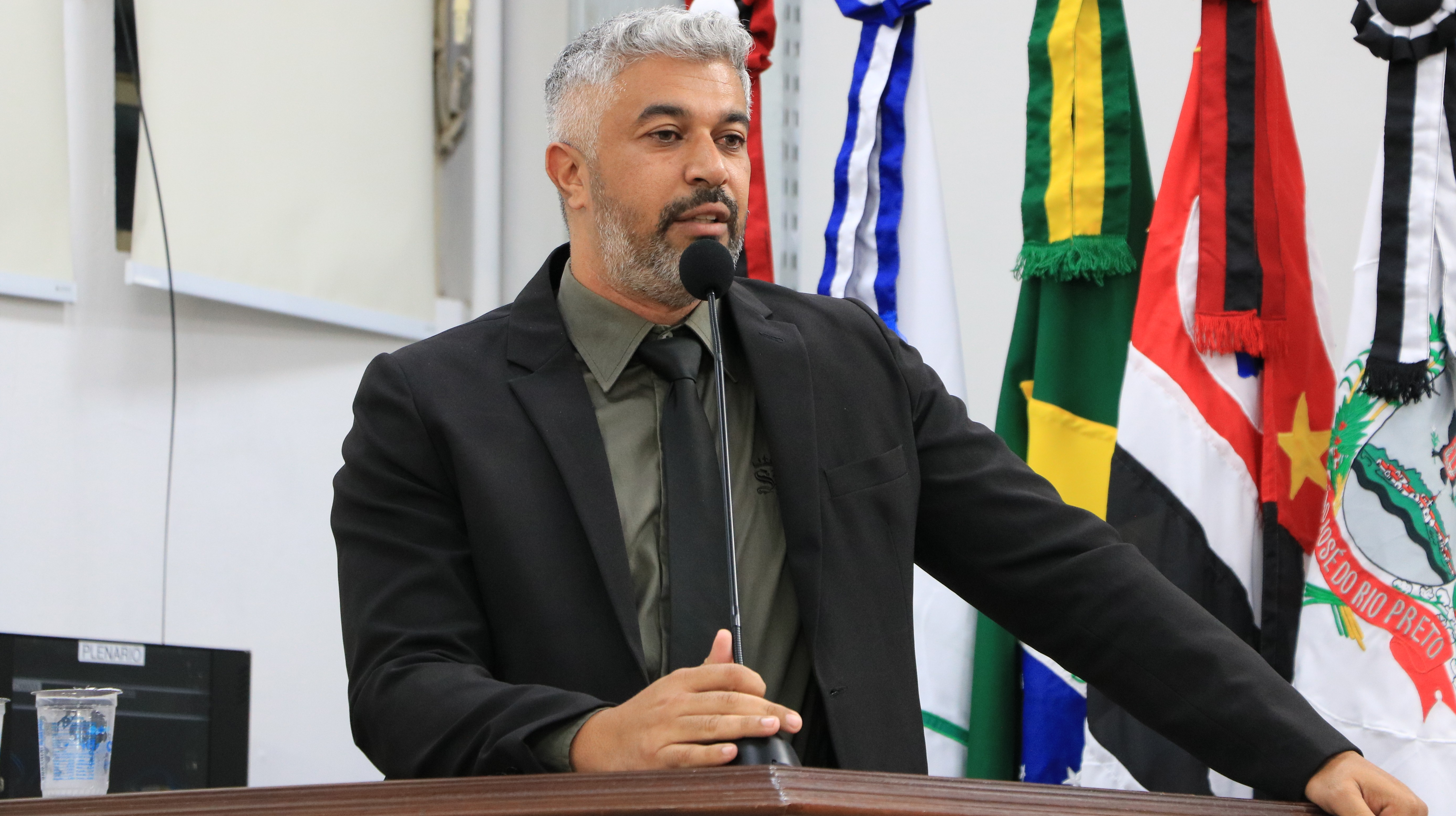 Moura quer pontos de apoio e mais idade para veículos de aplicativos